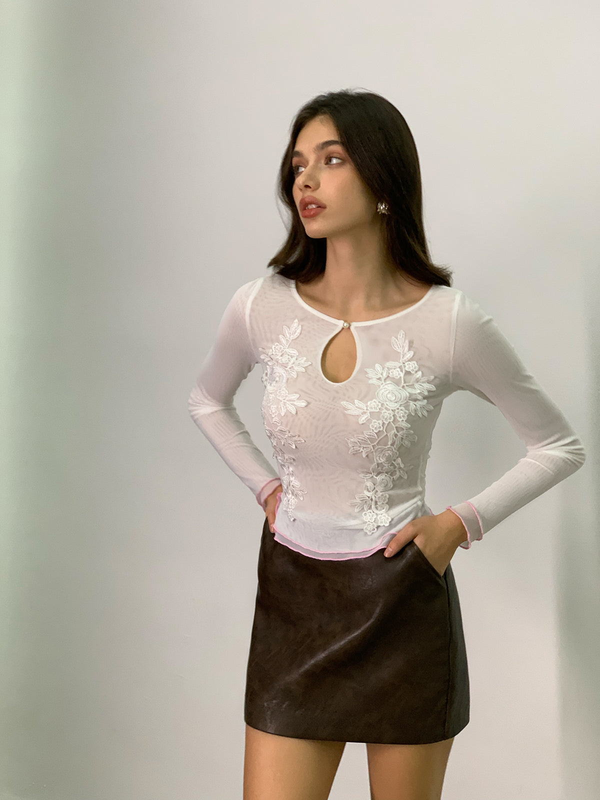 T-shirt en maille florale semi-transparente à encolure en trou de serrure