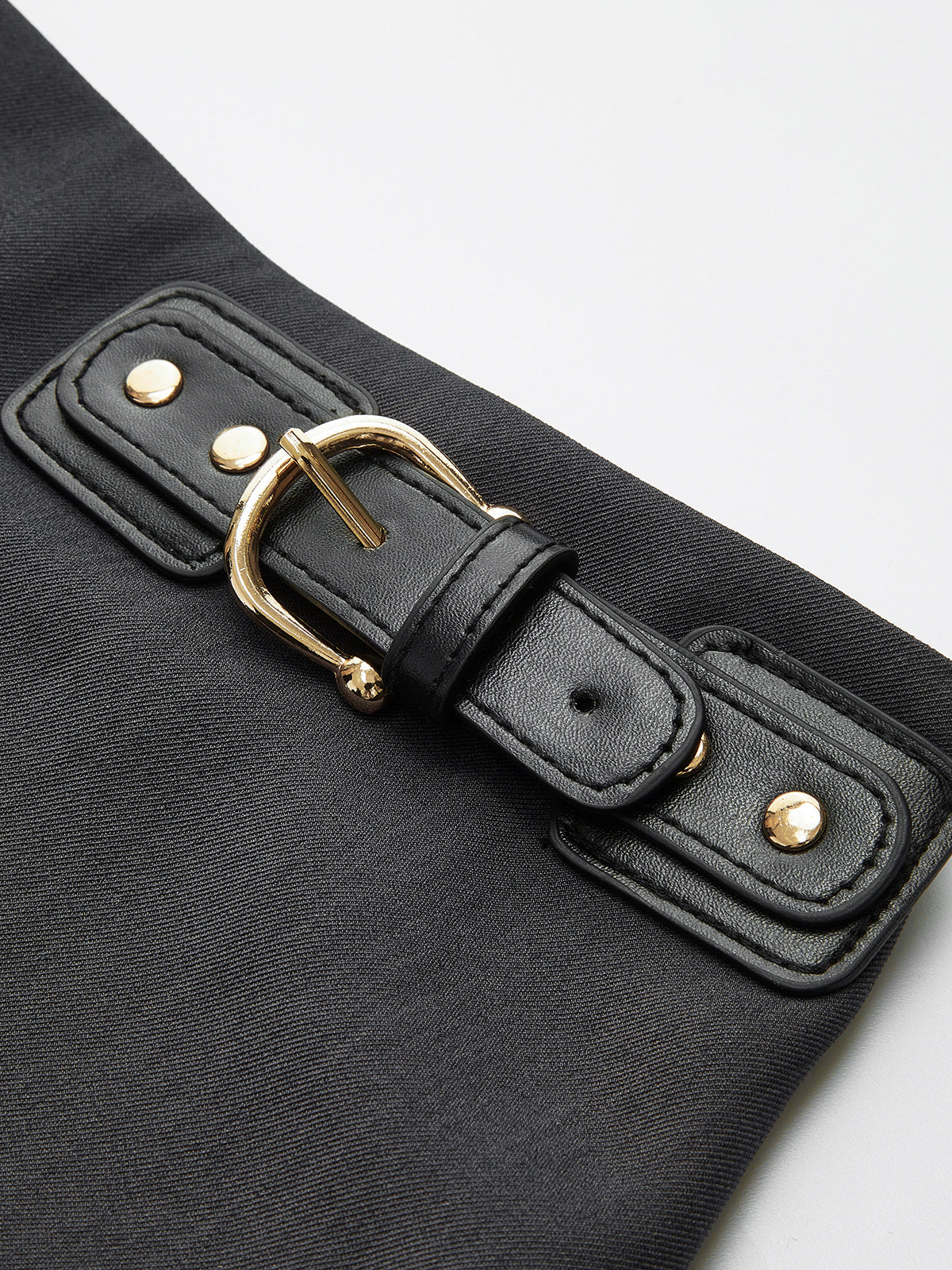 Rock mit seitlichen Falten und Schnallengürtel