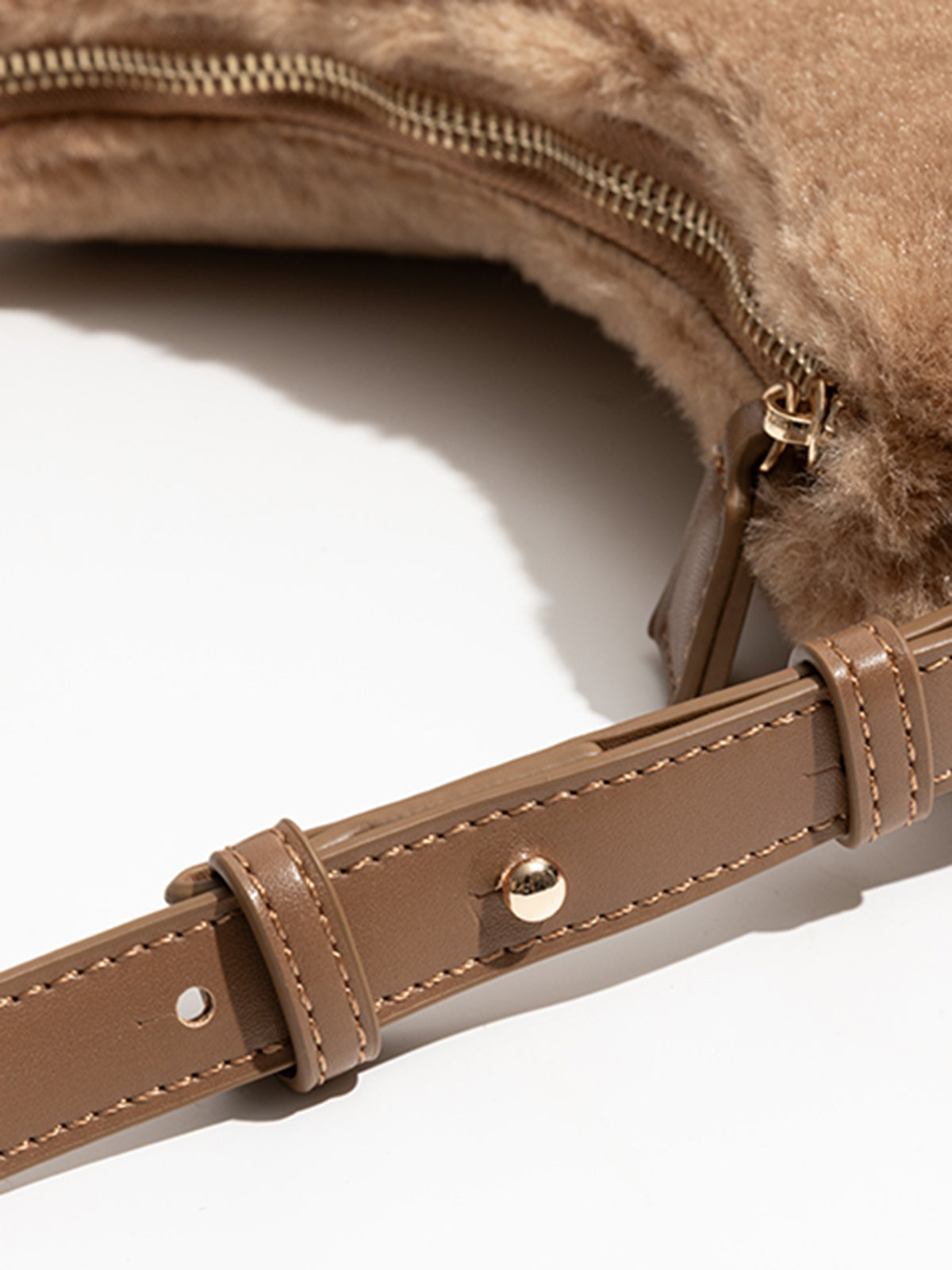 Verstellbarer, flauschiger Achselbeutel