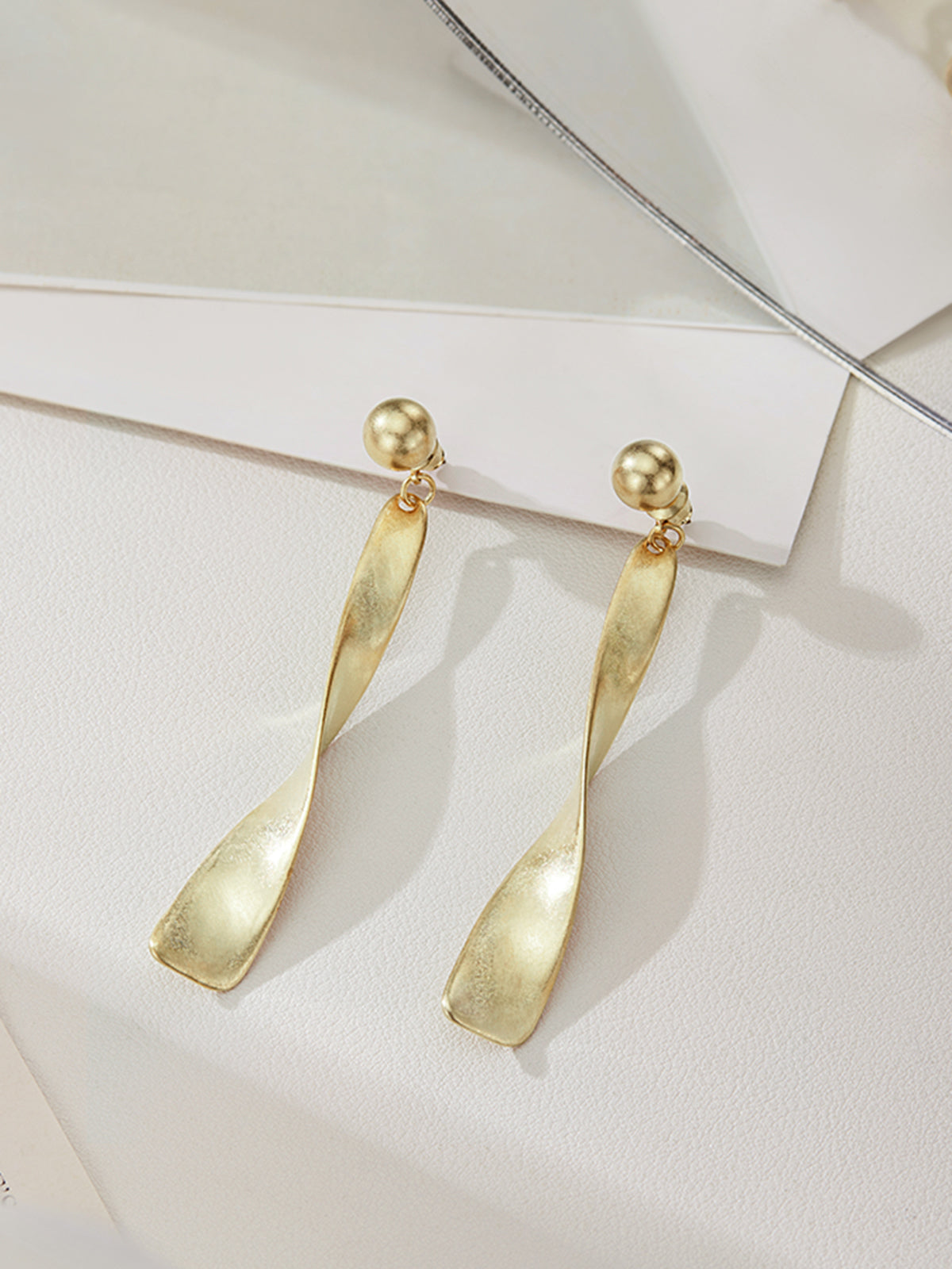 Boucles d'oreilles pendantes torsadées en métal vintage