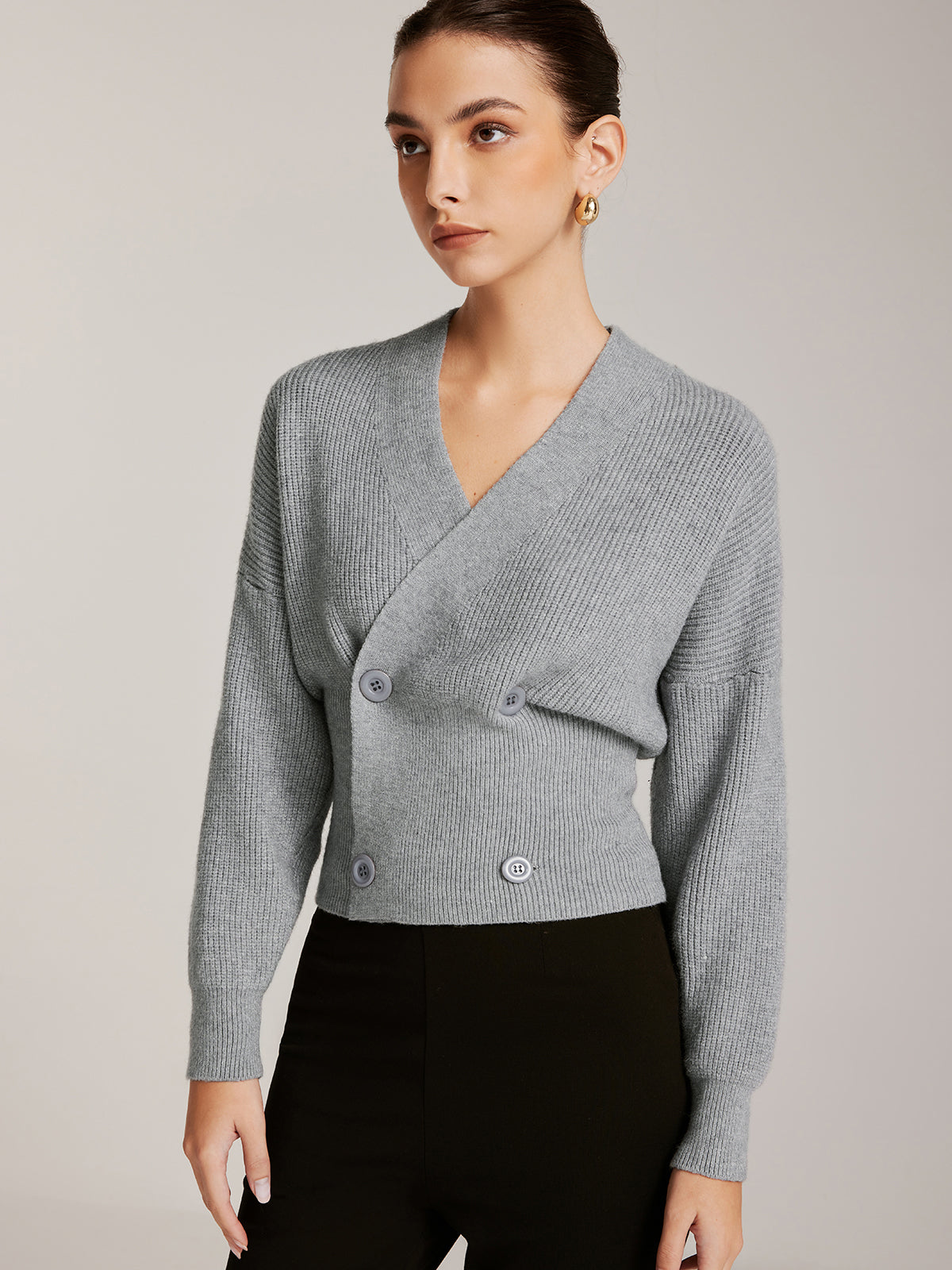 Pullover mit gekreuzten Knöpfen und Raffung