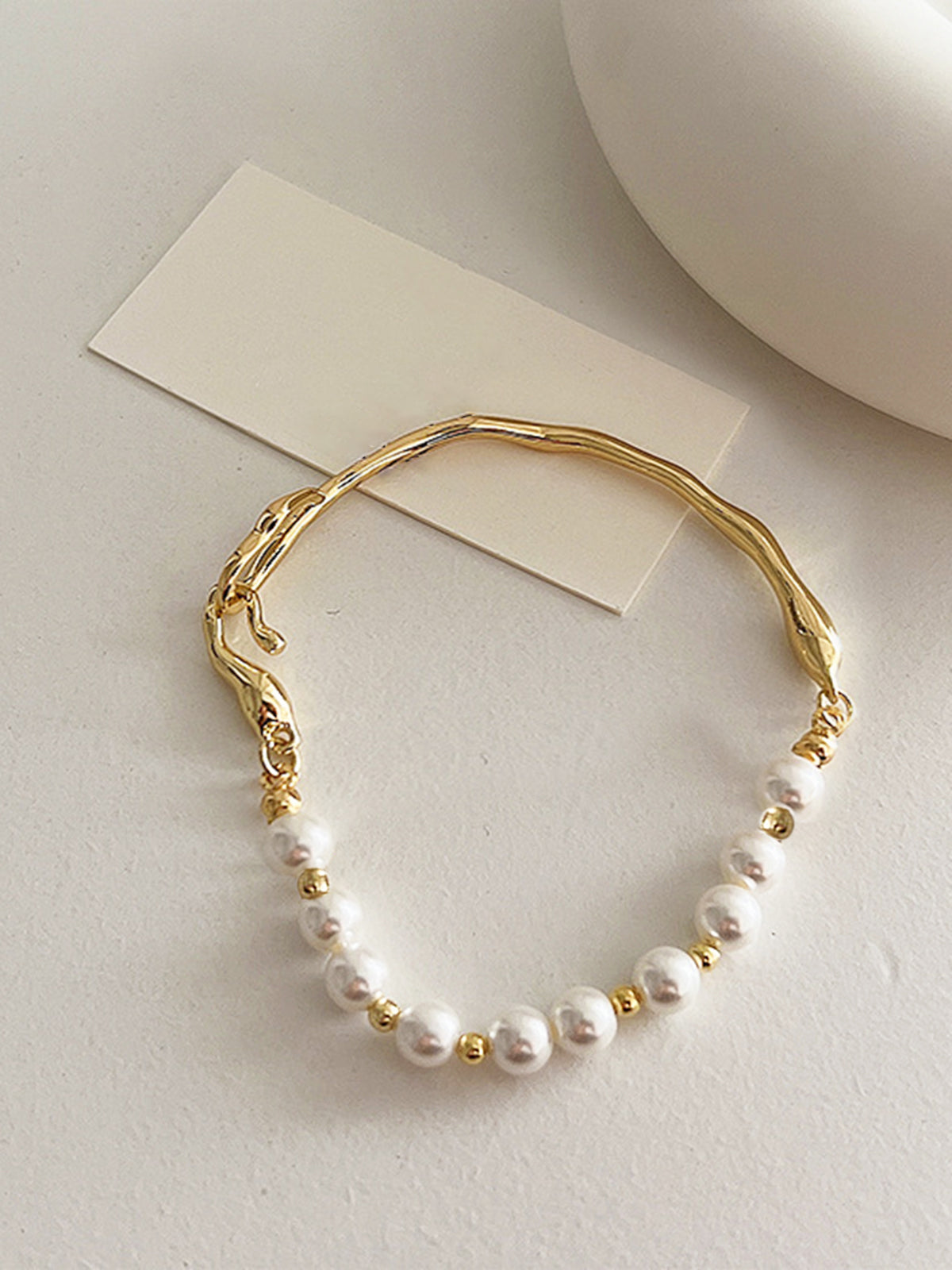 Bracelet irrégulier en métal et perles