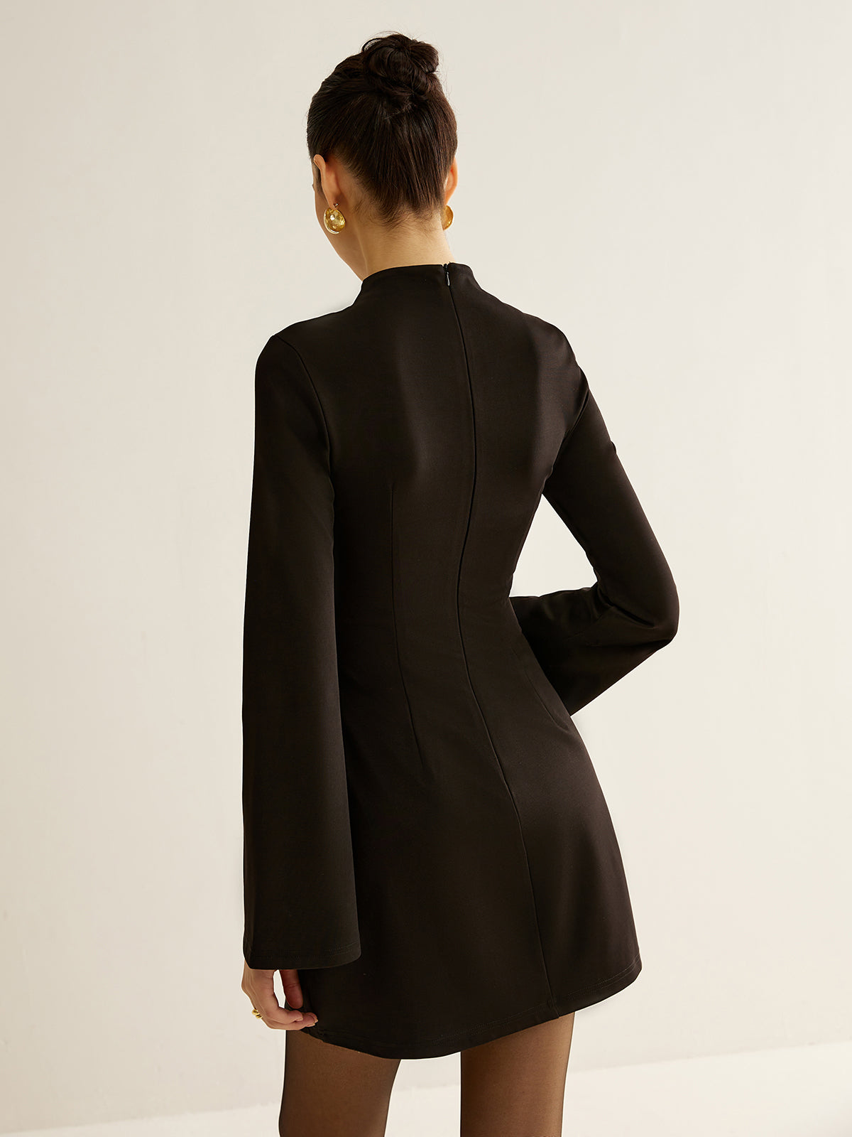 Robe courte cintrée à col montant