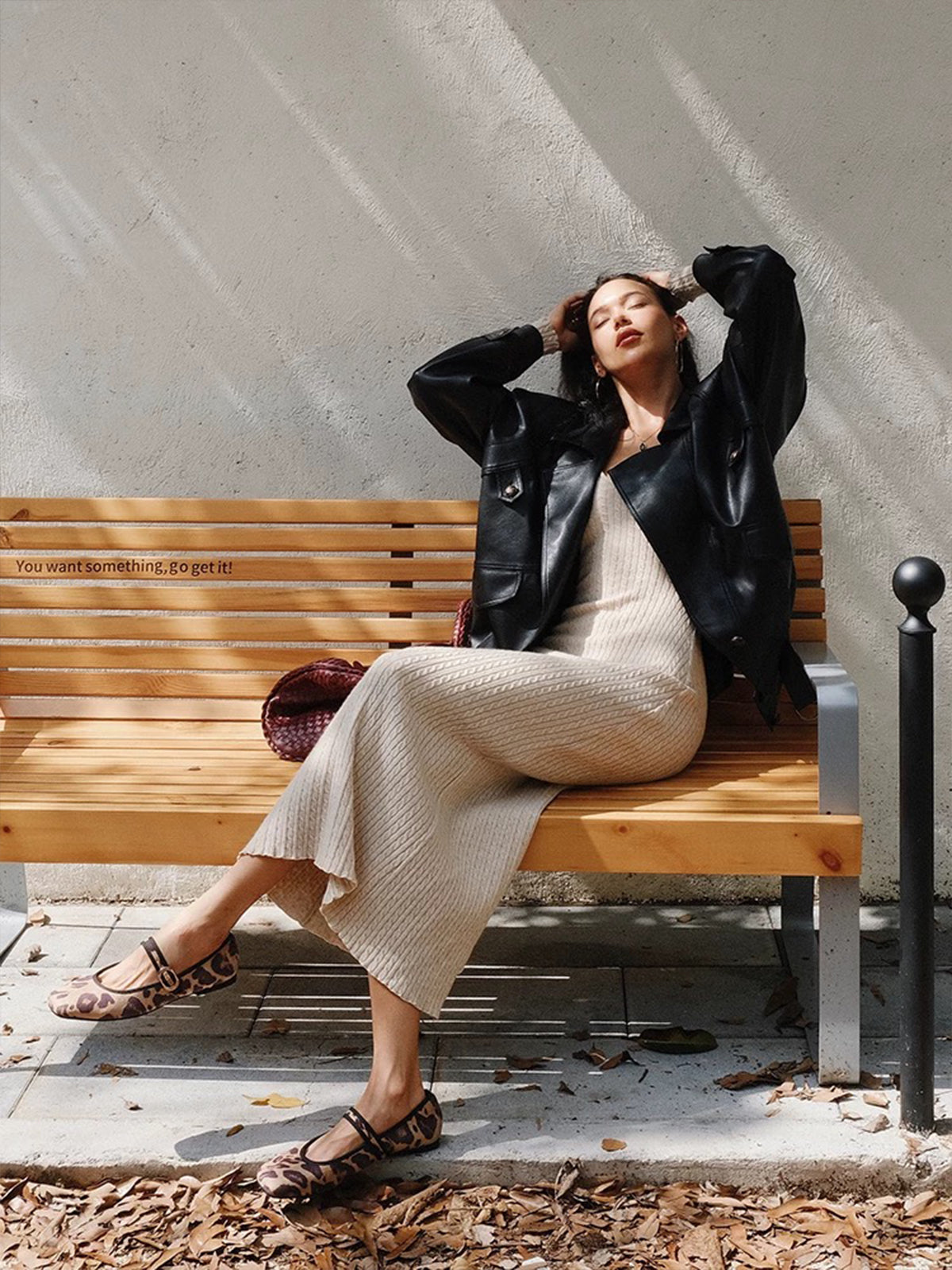 Häkelkleid mit V-Ausschnitt und Twist-Effekt