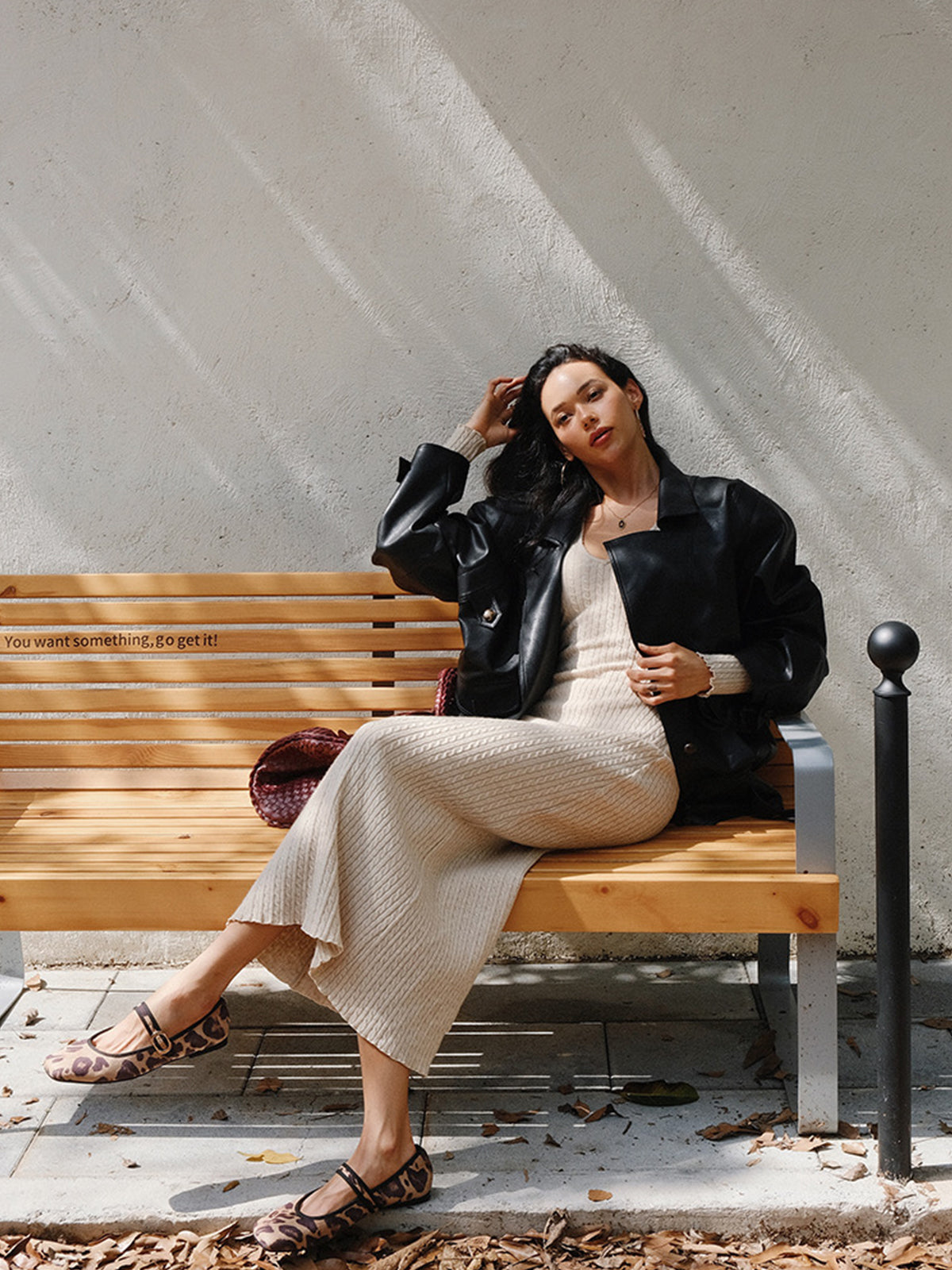 Häkelkleid mit V-Ausschnitt und Twist-Effekt