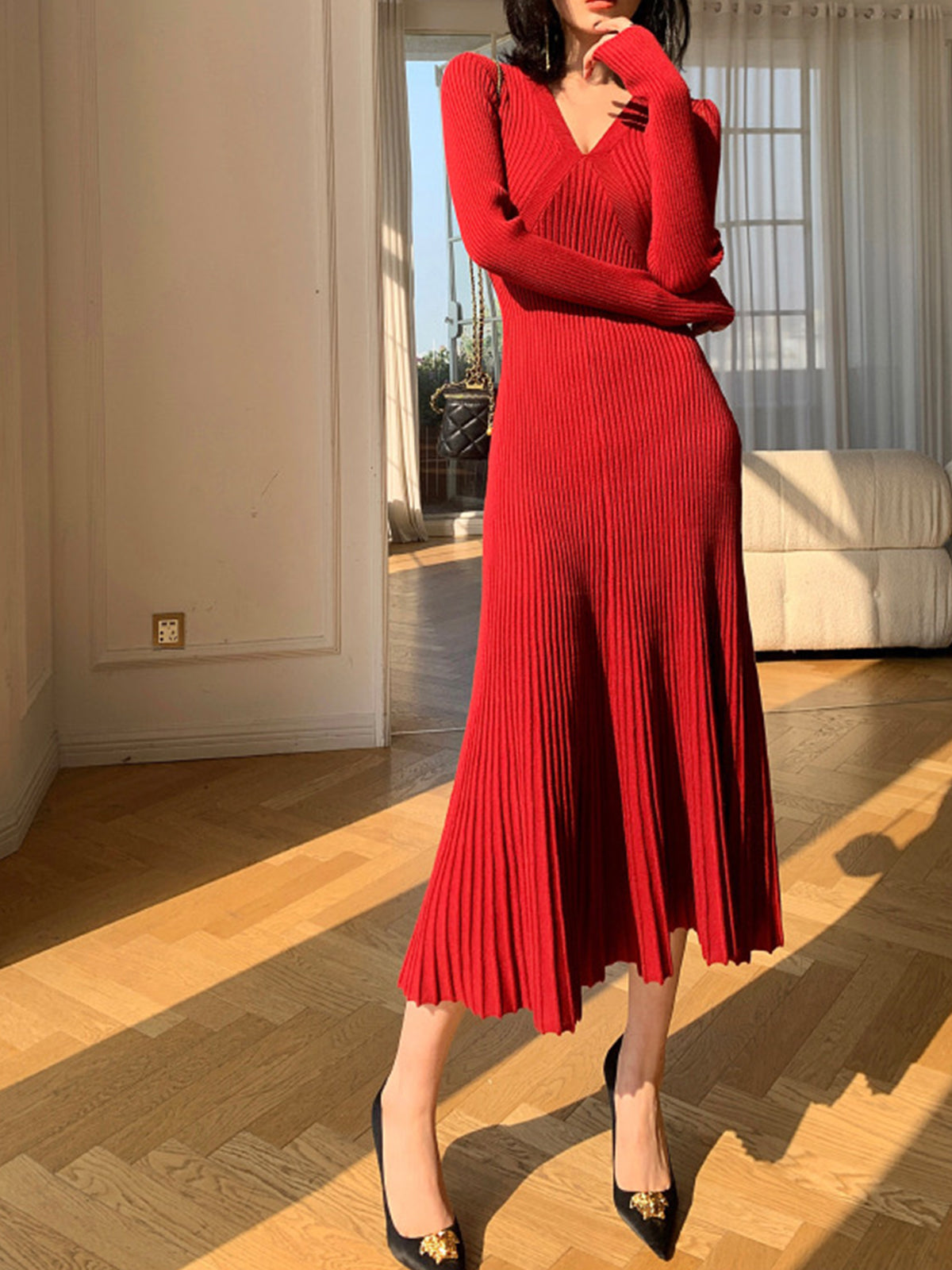 Elegantes Faltenkleid mit V-Ausschnitt