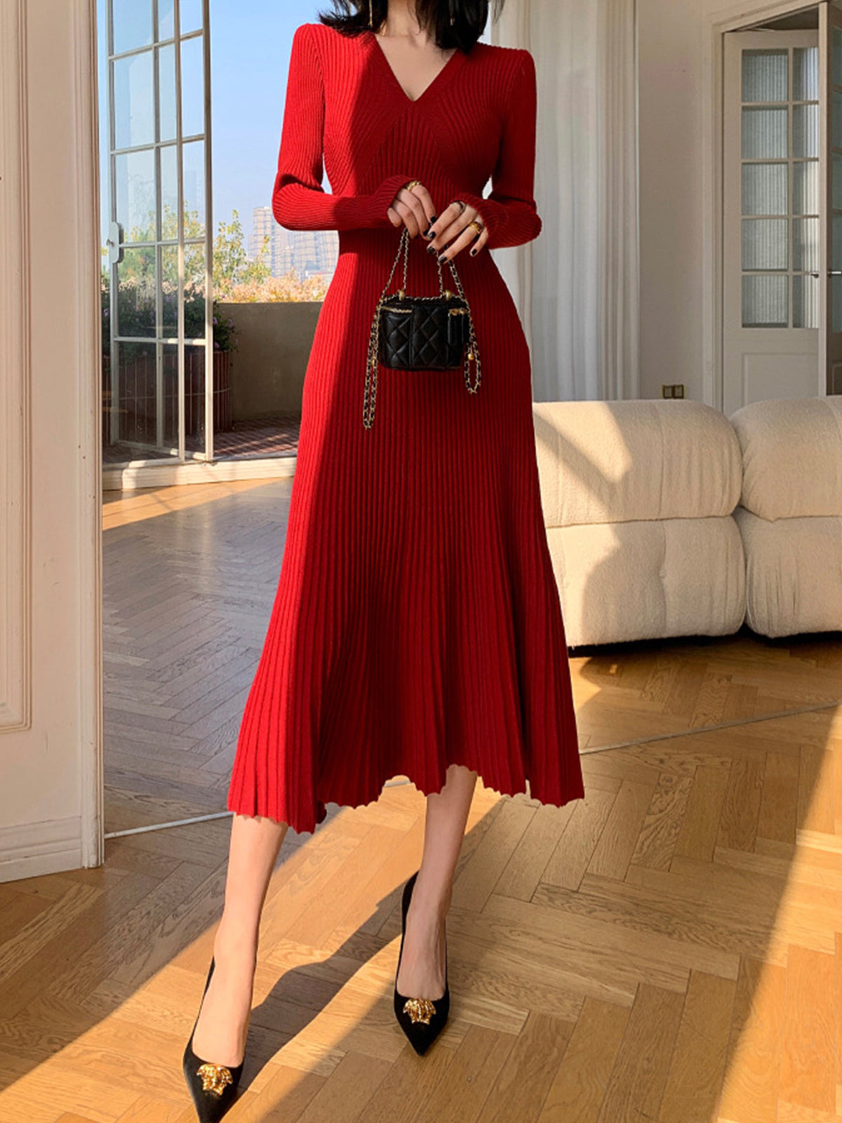 Elegantes Faltenkleid mit V-Ausschnitt