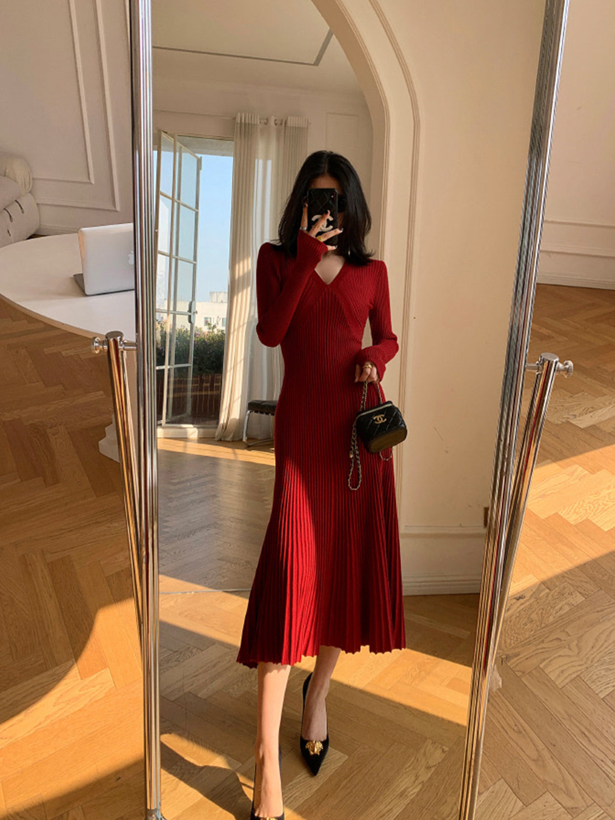 Elegantes Faltenkleid mit V-Ausschnitt