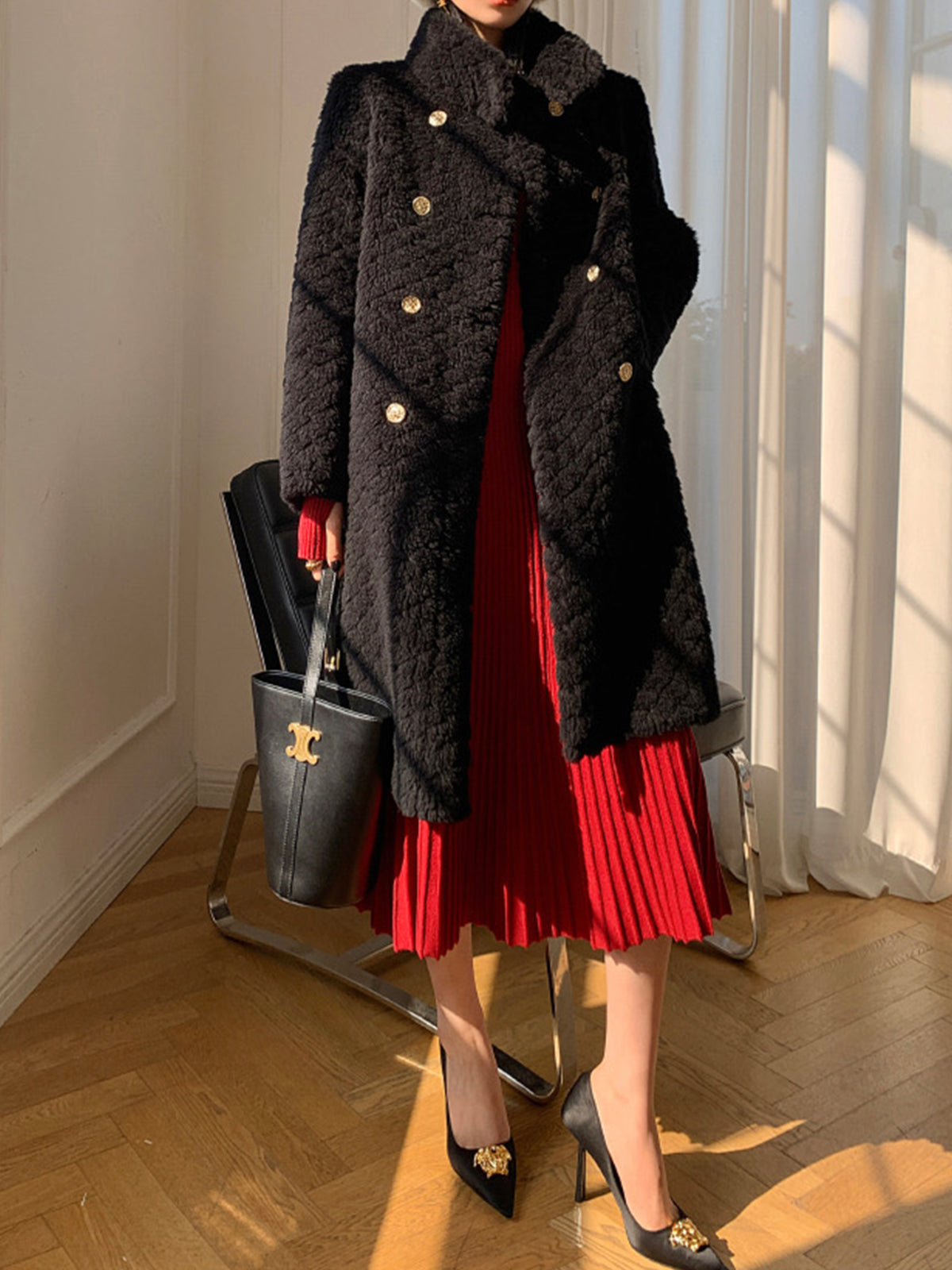 Elegantes Faltenkleid mit V-Ausschnitt