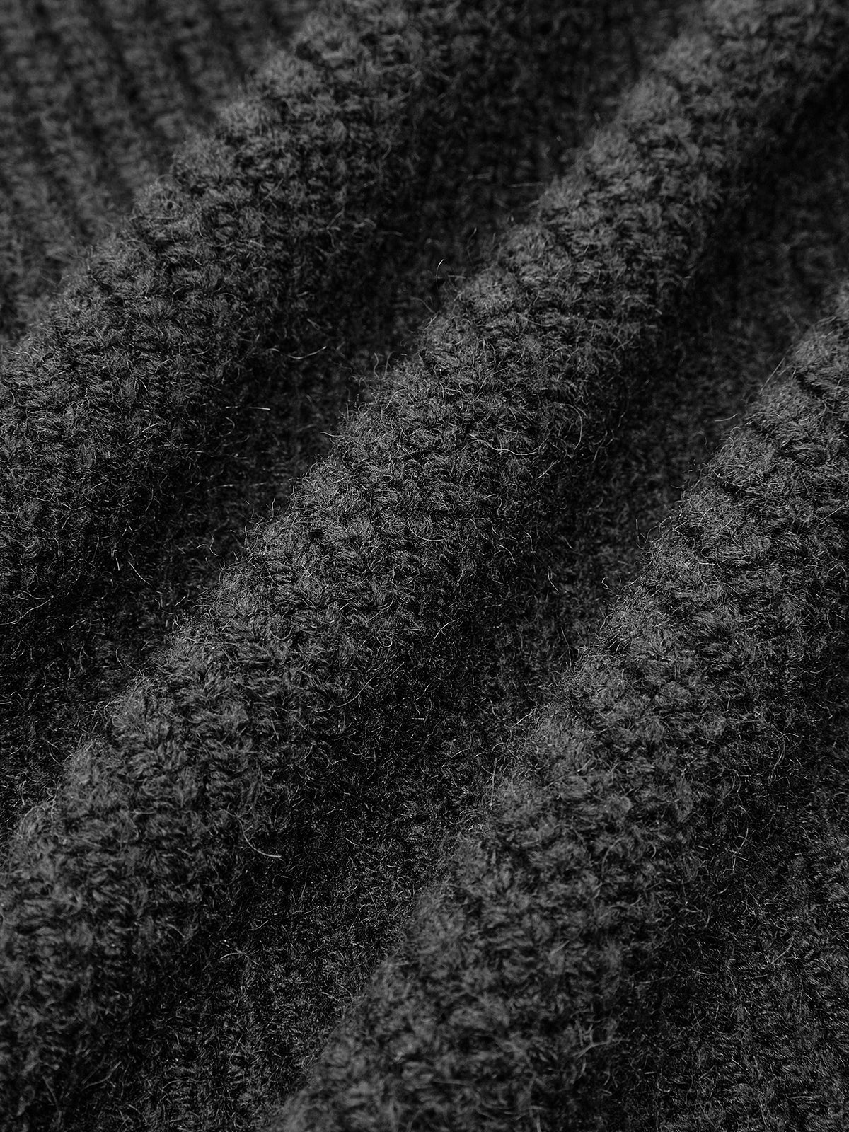 Kurzer Cardigan mit kontrastfarbenen Einfassungsknöpfen