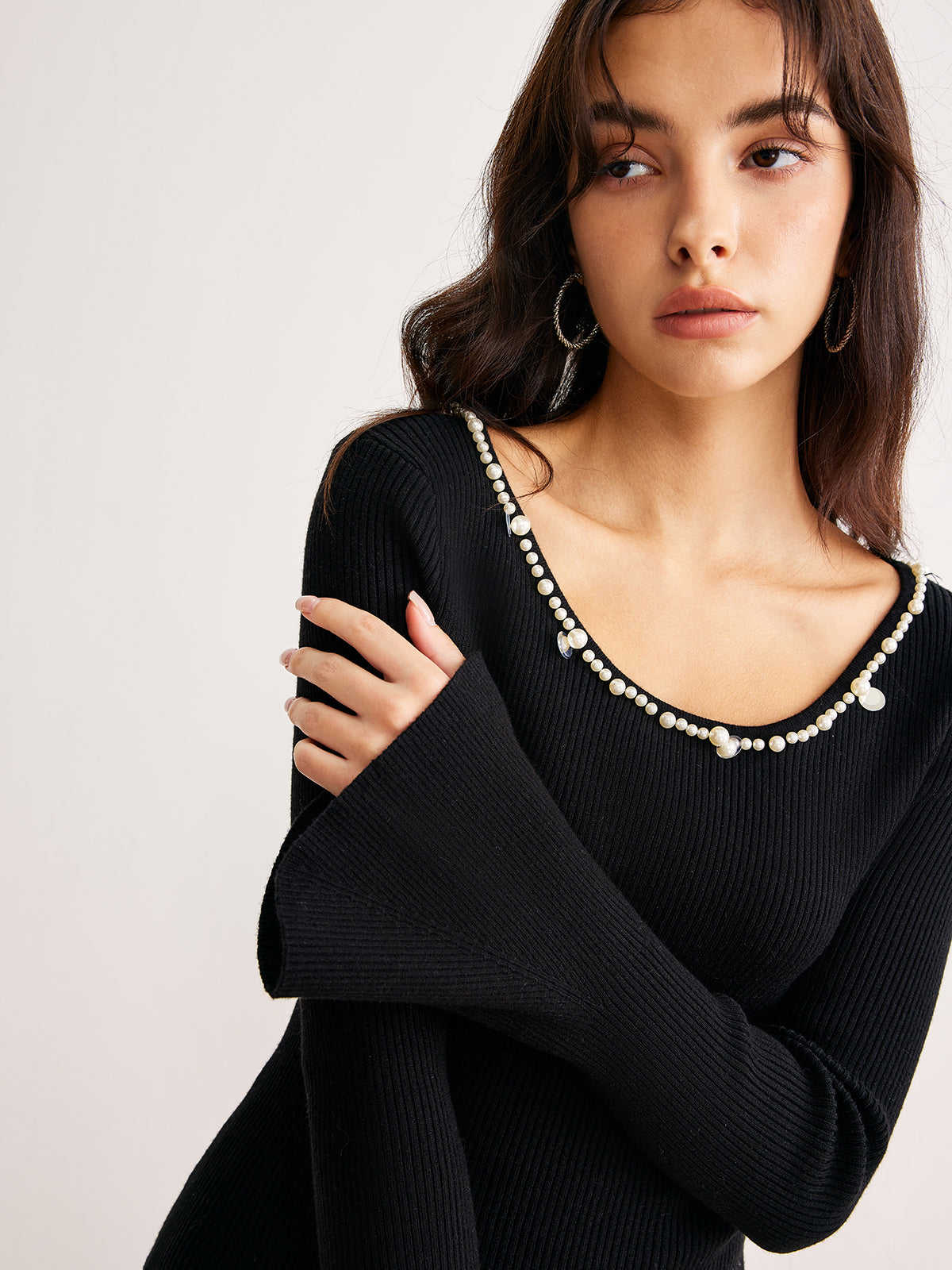 Skinny-Sweater mit Perlenbesatz und Glockenärmeln