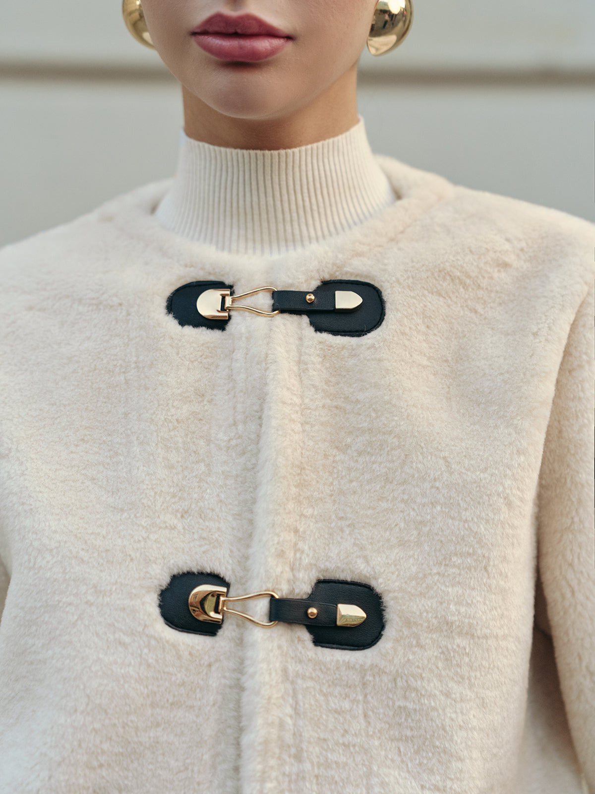 Manteau court élégant en fausse fourrure