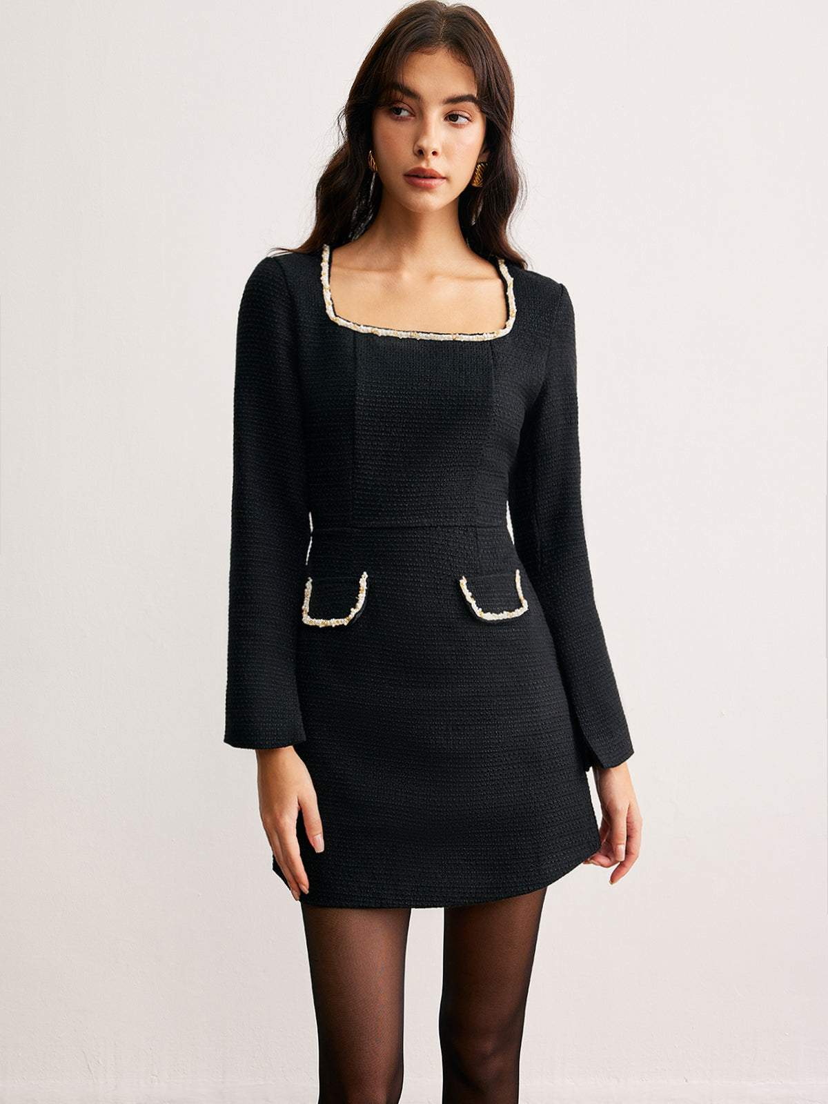 Robe à col carré ornée de perles