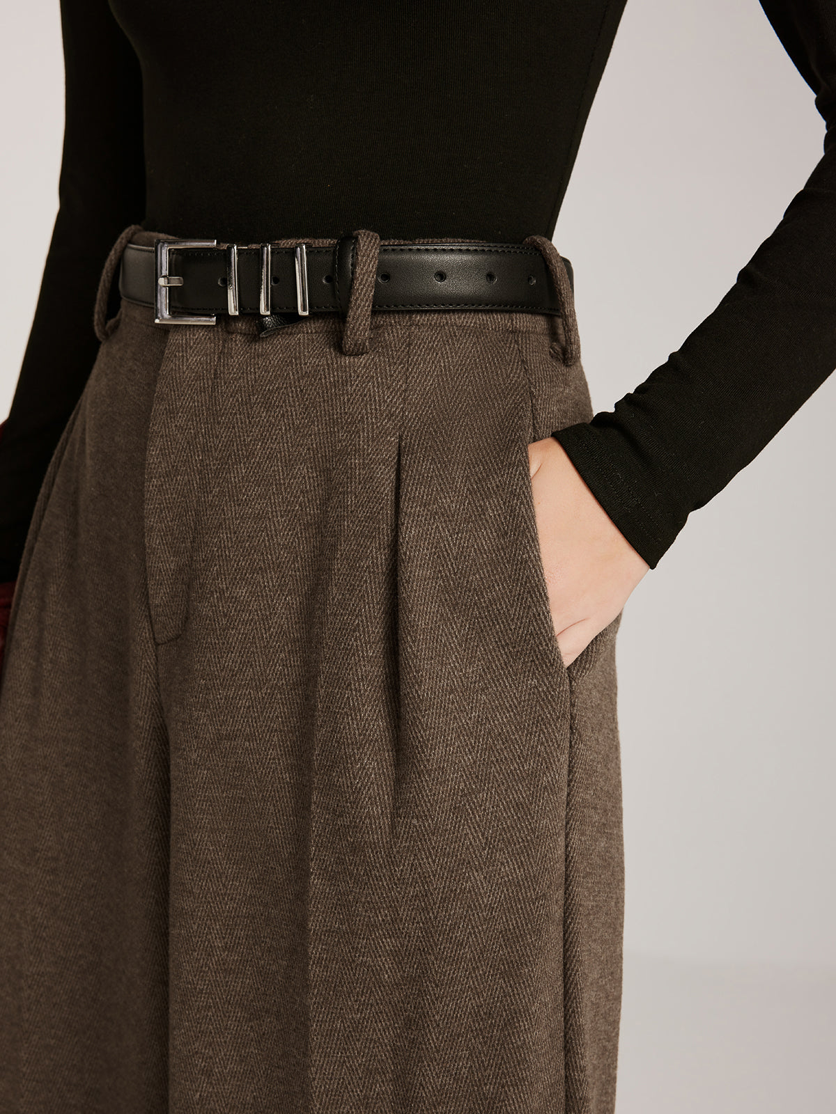 Weit geschnittene Hose aus Wollmischung mit Chevron-Muster, ohne Gürtel