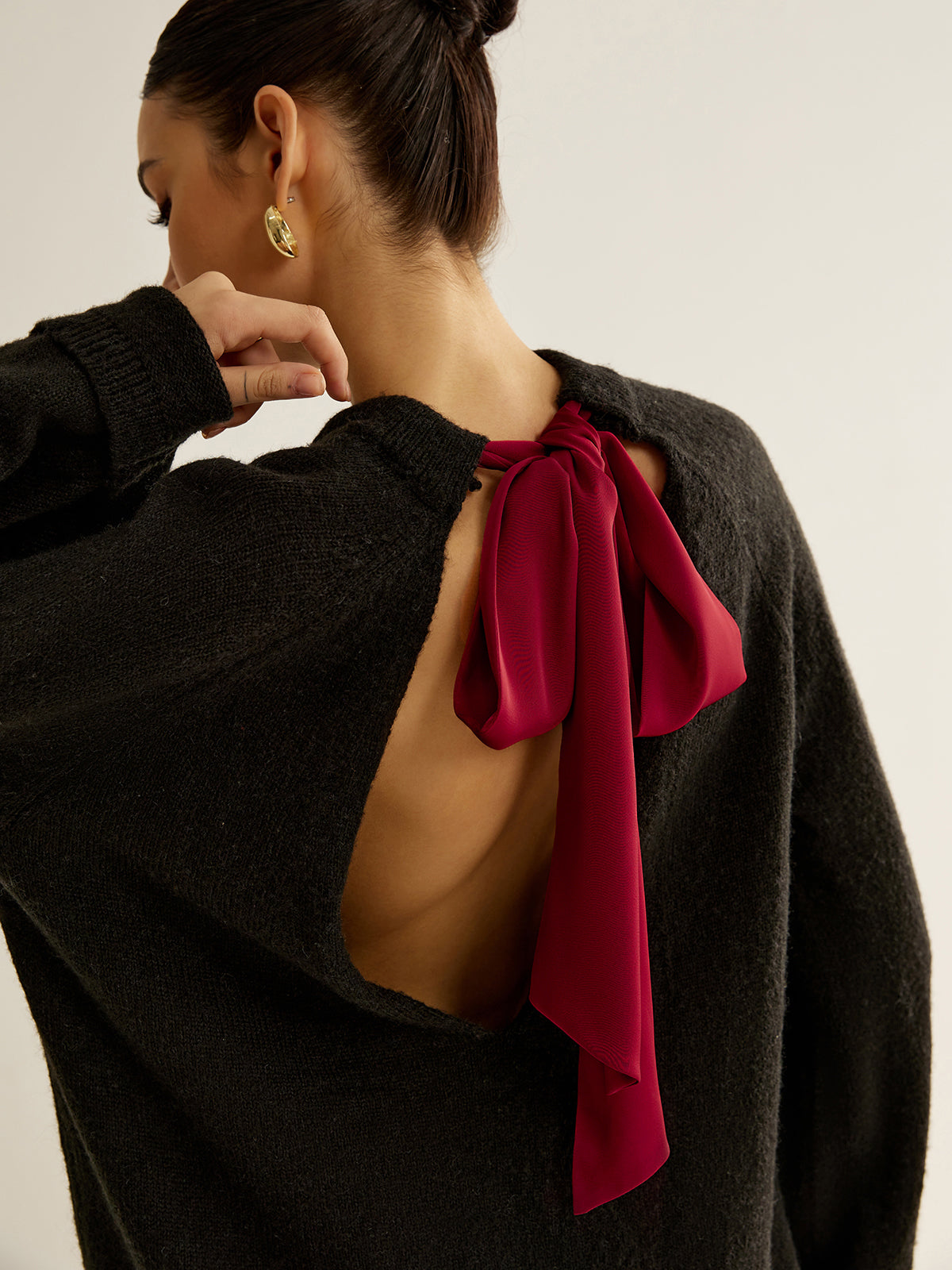 Pull oversize à dos nu et nœud