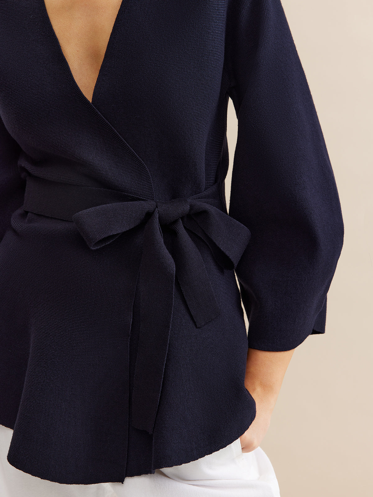 Minimalistischer Wickelcardigan mit Gürtel