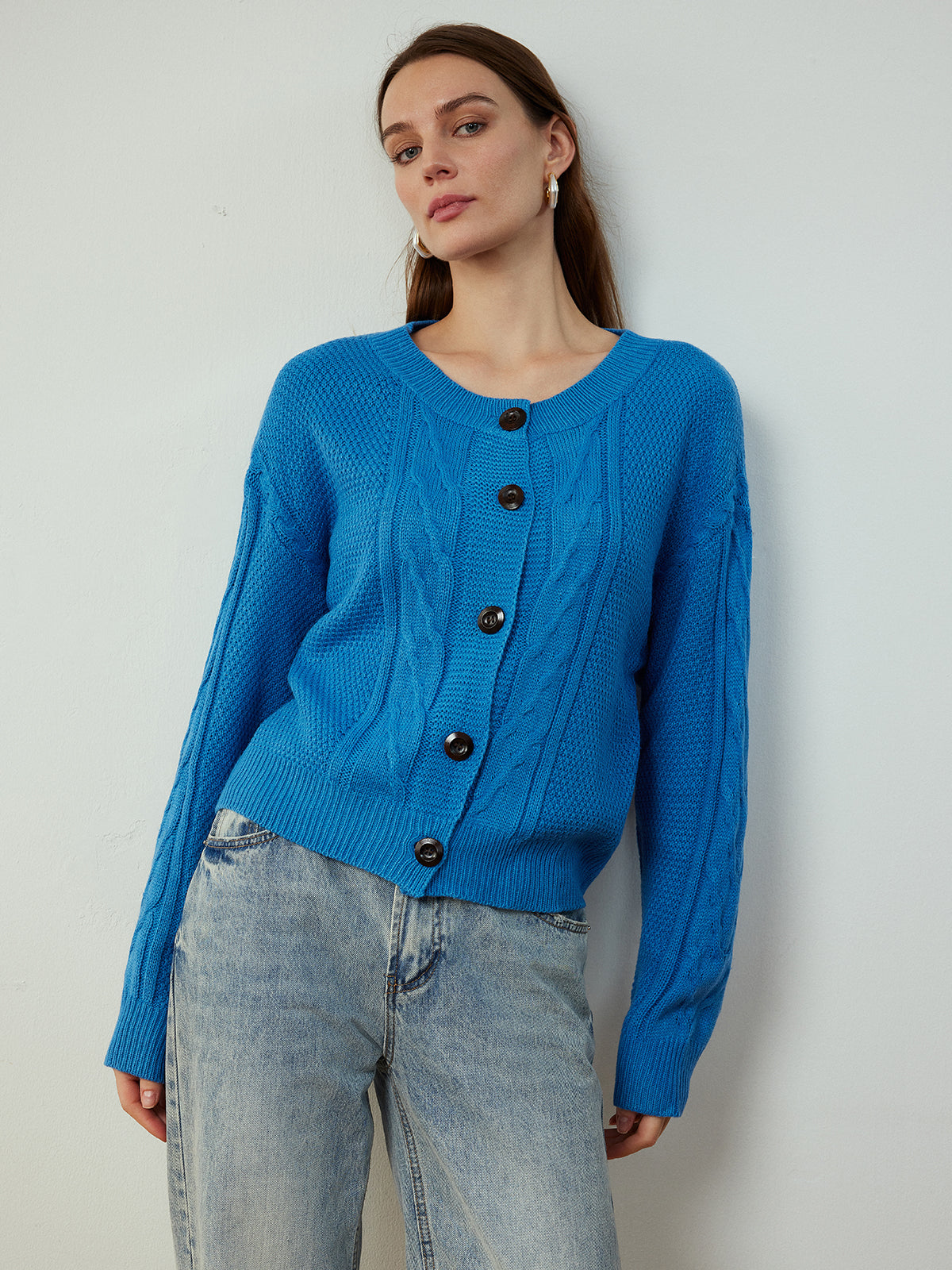 Dünne Strickjacke mit Knopfleiste und Twist-Detail