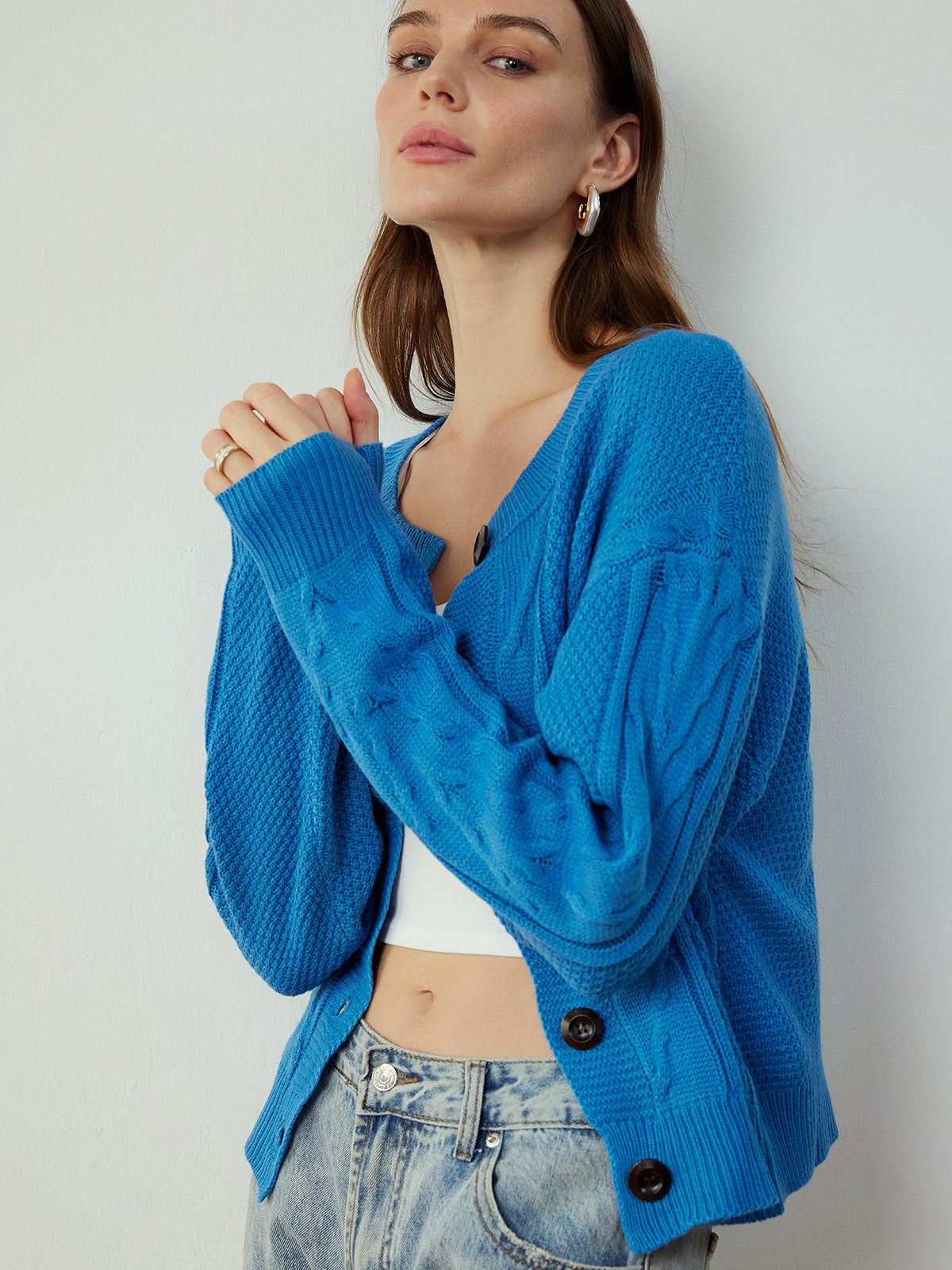 Dünne Strickjacke mit Knopfleiste und Twist-Detail