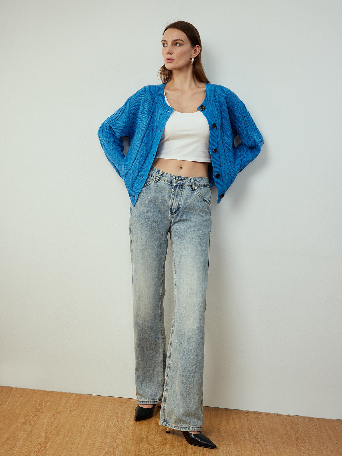 Dünne Strickjacke mit Knopfleiste und Twist-Detail