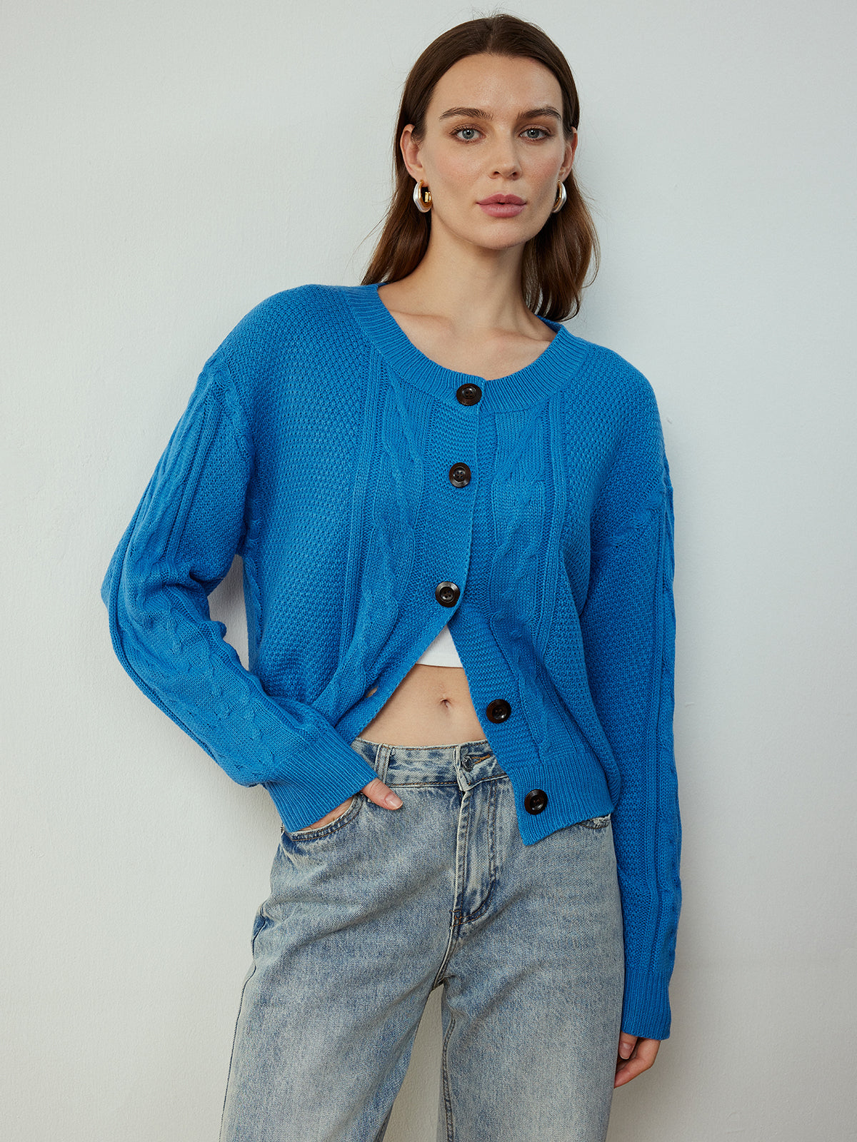 Dünne Strickjacke mit Knopfleiste und Twist-Detail