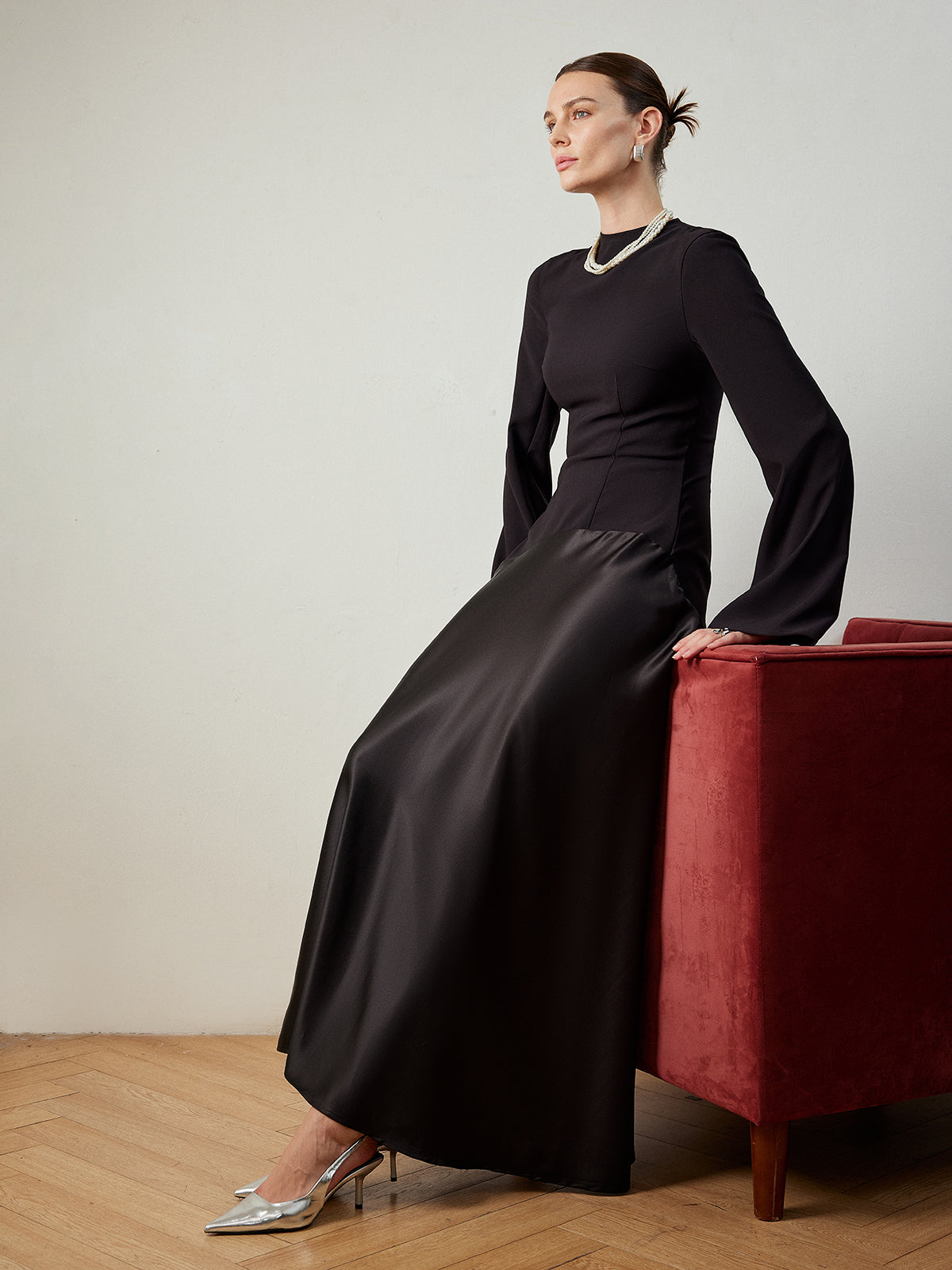 Robe unie à col montant et empiècements ajustés