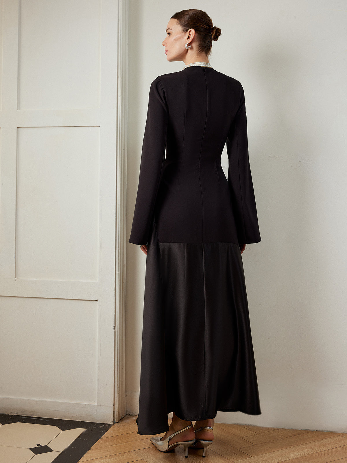 Robe unie à col montant et empiècements ajustés