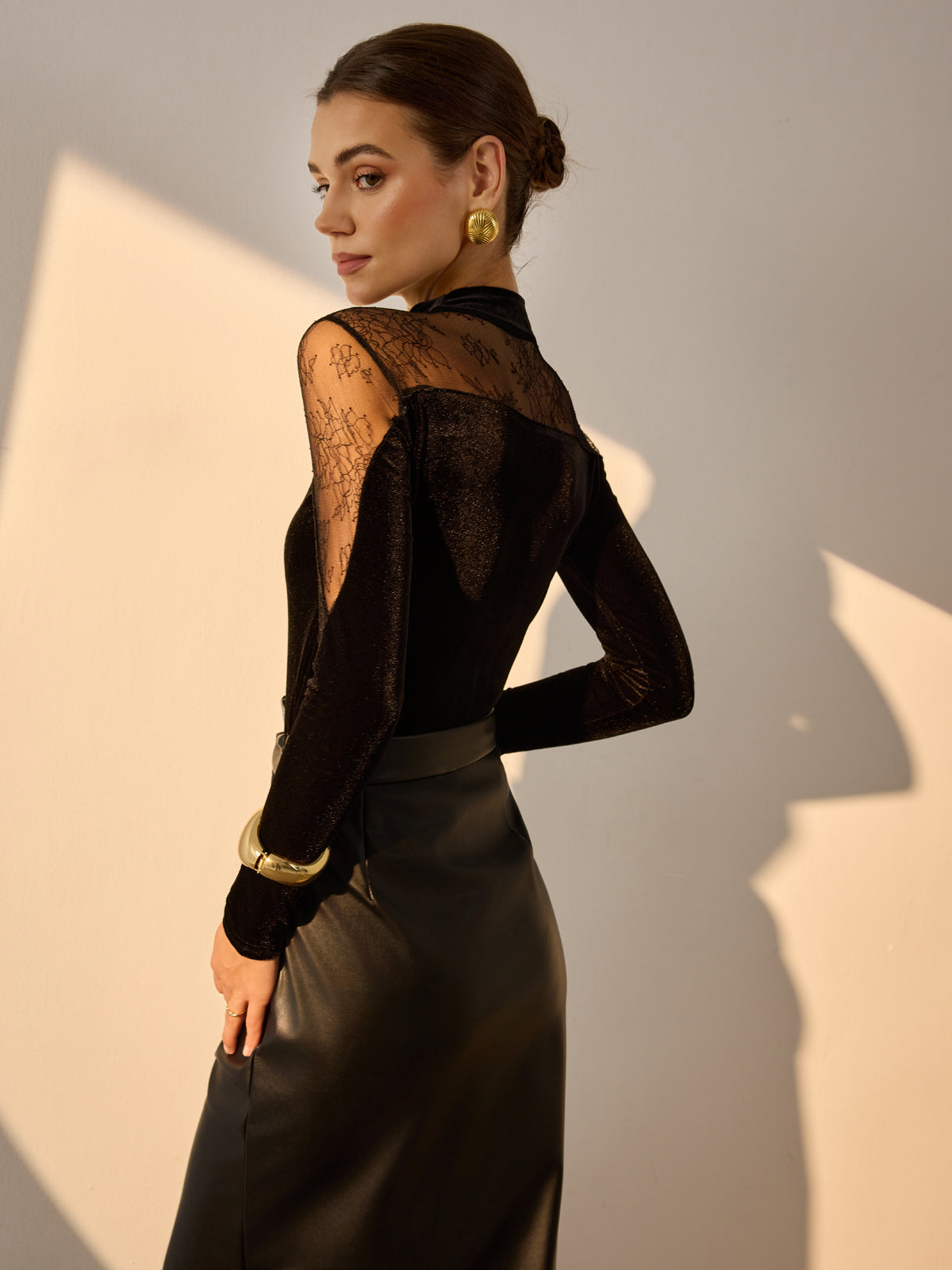 Schmale Samtbluse mit transparentem Spitzeneinsatz