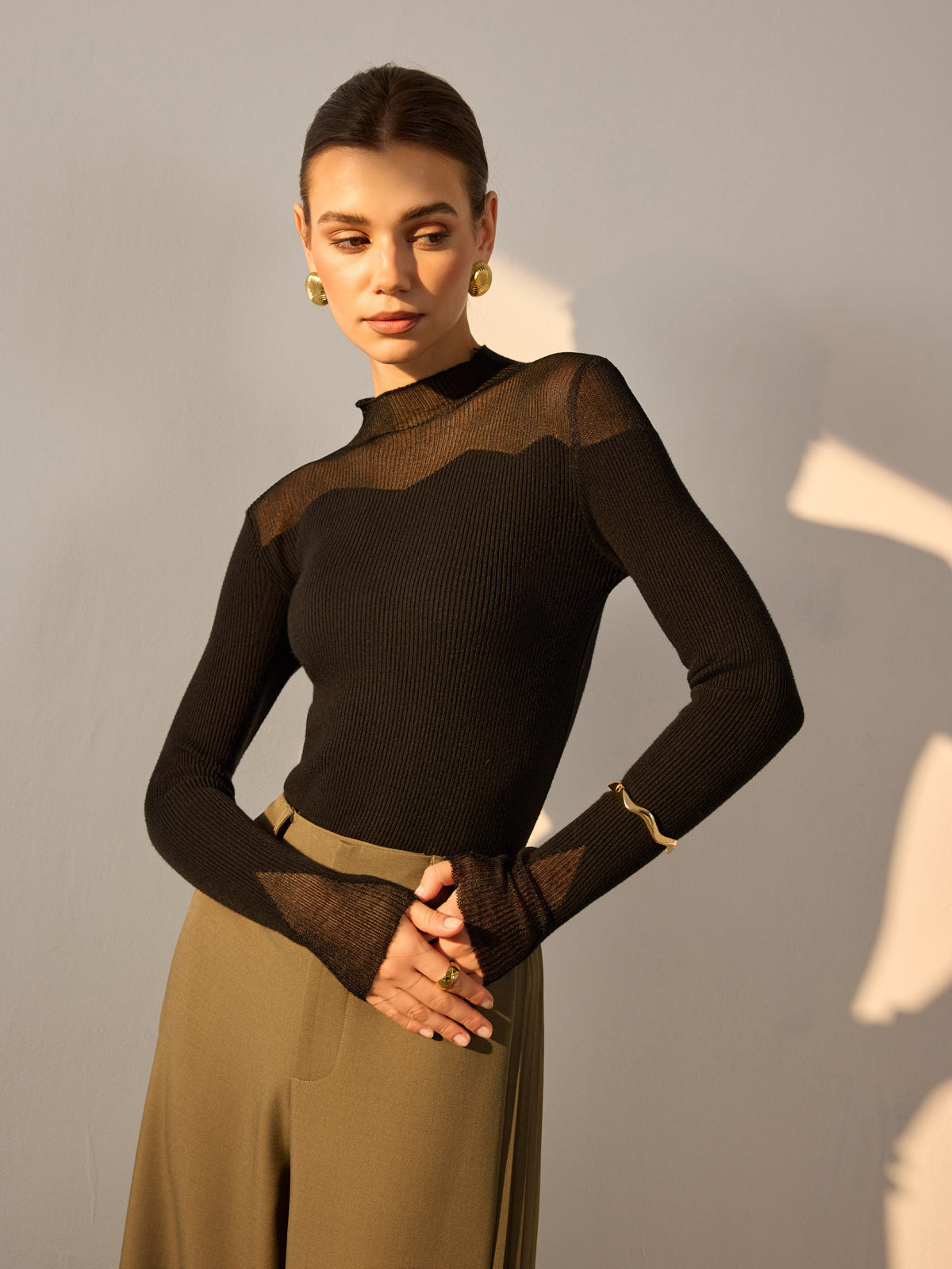 Schmal geschnittener Pullover mit Stehkragen und Mesh-Einsätzen