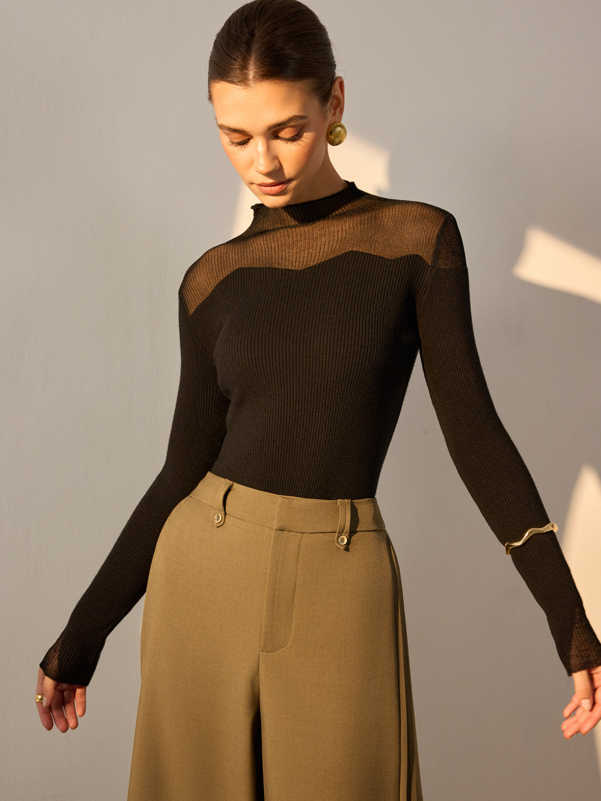 Schmal geschnittener Pullover mit Stehkragen und Mesh-Einsätzen