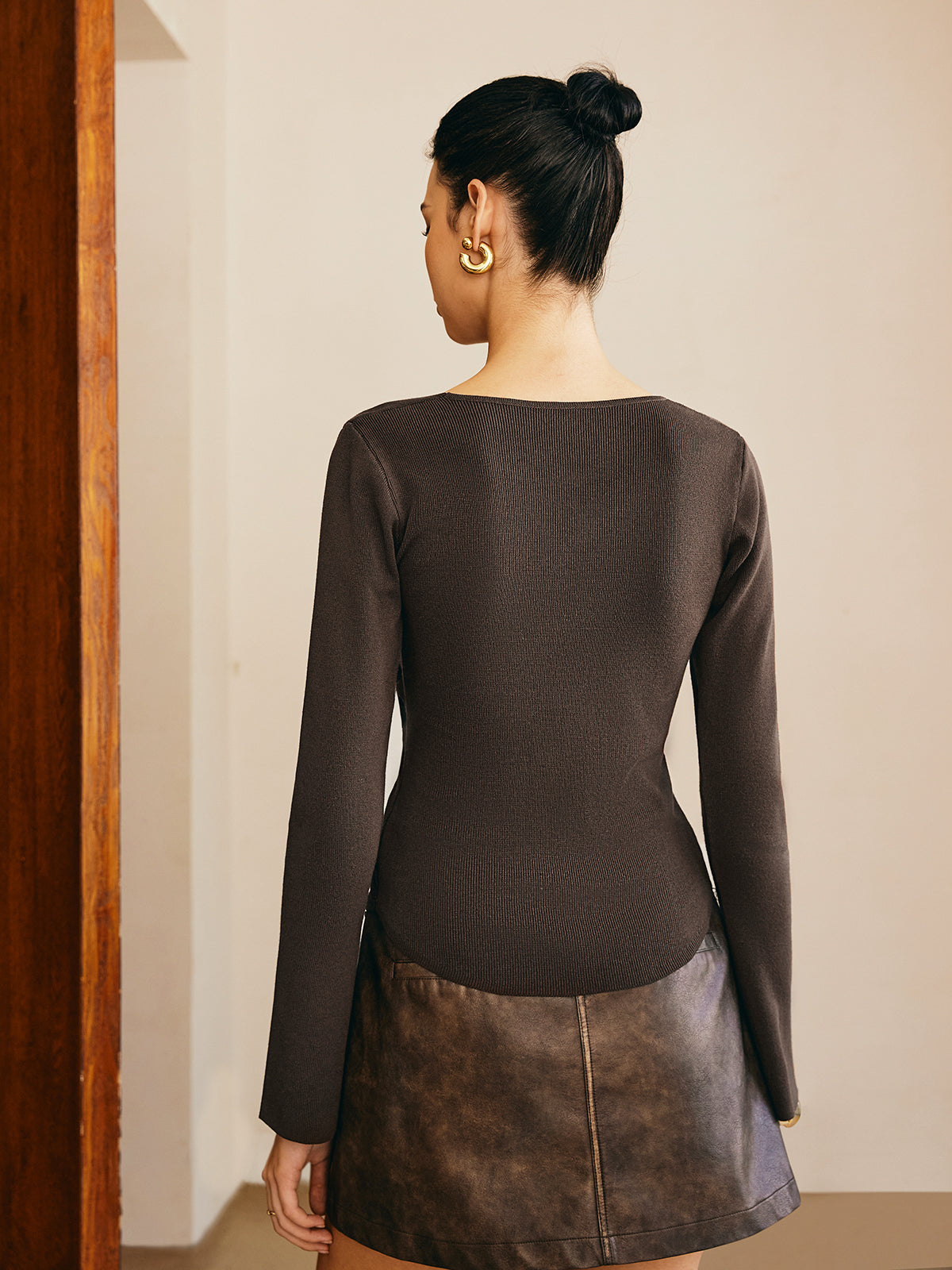 Asymmetrischer, plissierter, schmal geschnittener Pullover