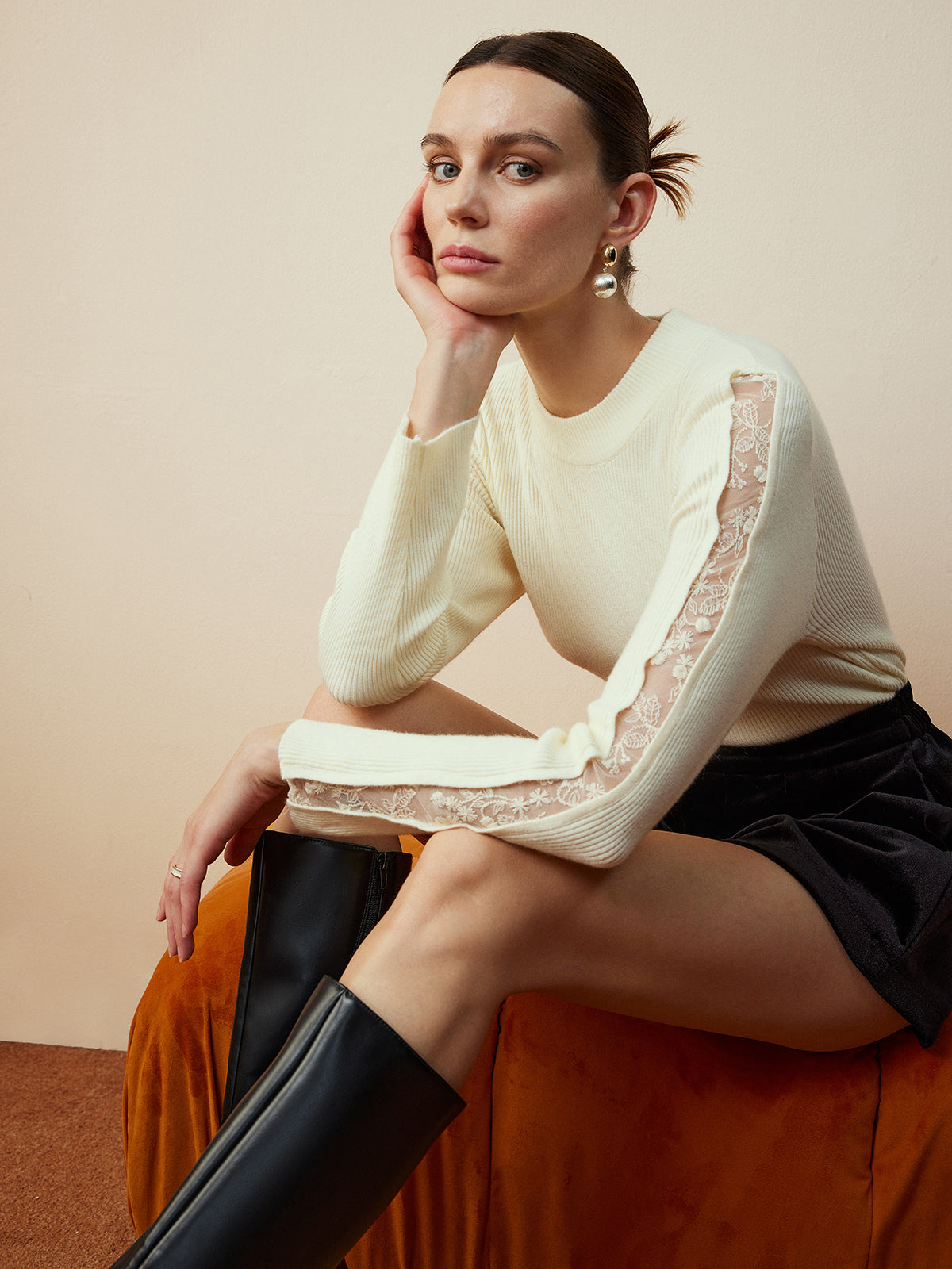 Elegantes Stricktop mit Spitzeneinsatz