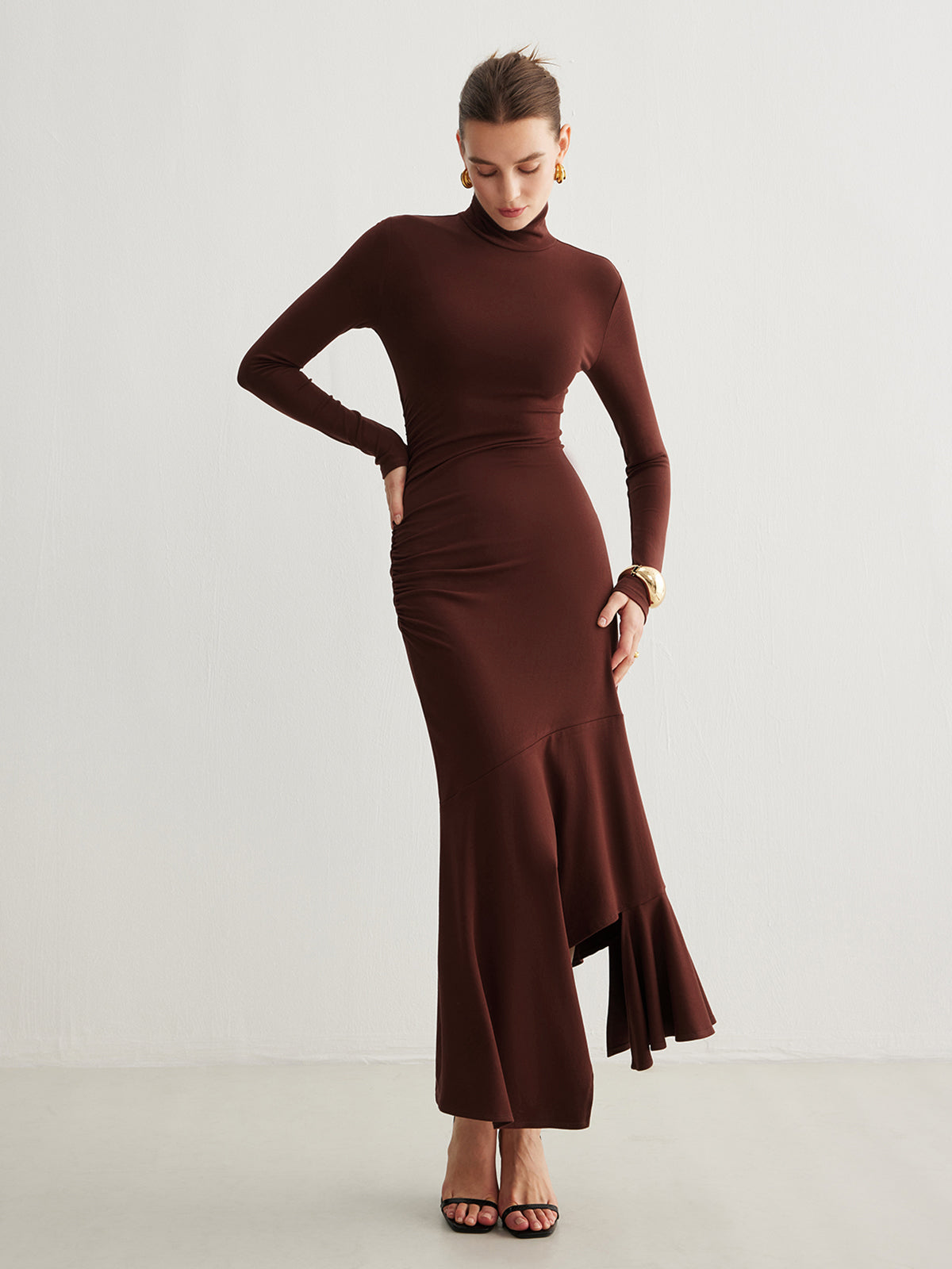 Robe longue plissée asymétrique à col roulé
