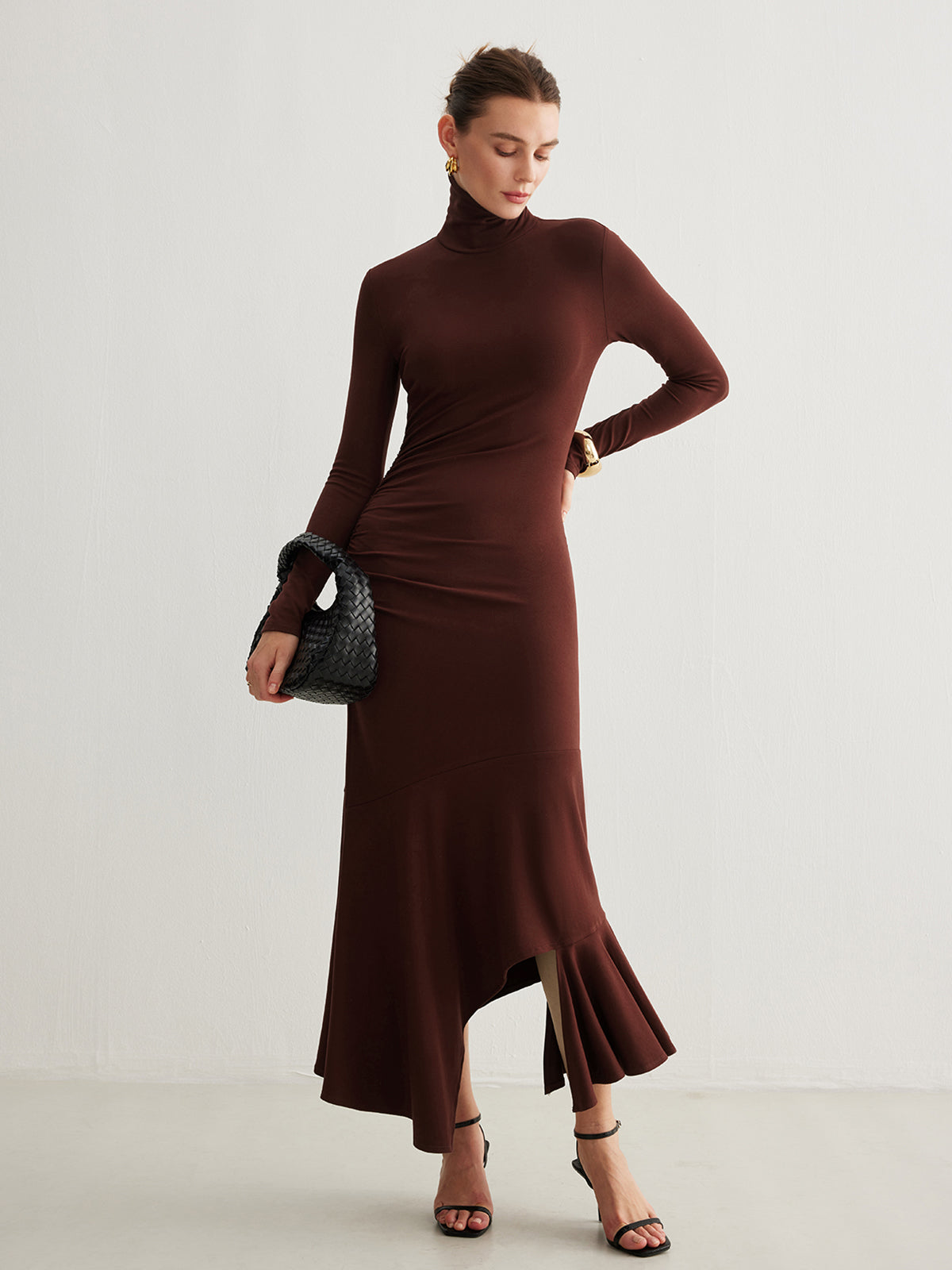 Robe longue plissée asymétrique à col roulé