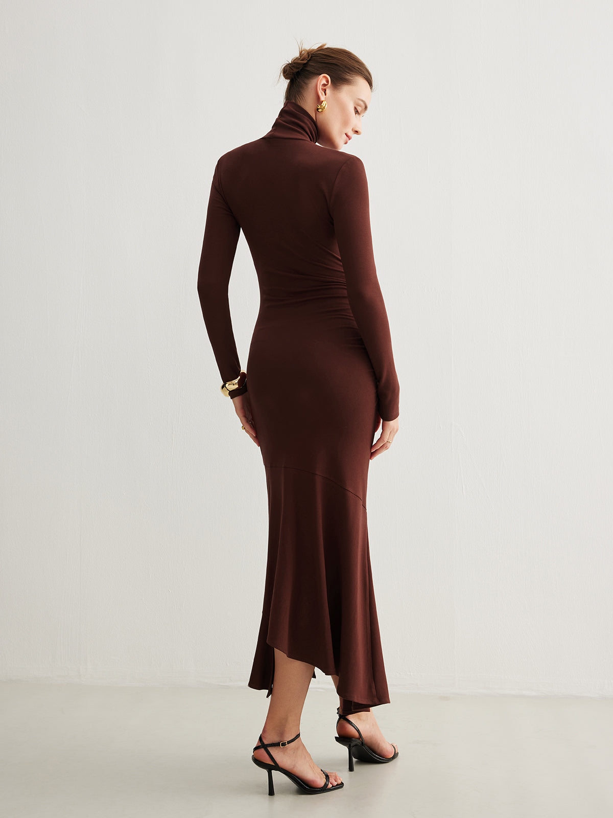 Robe longue plissée asymétrique à col roulé