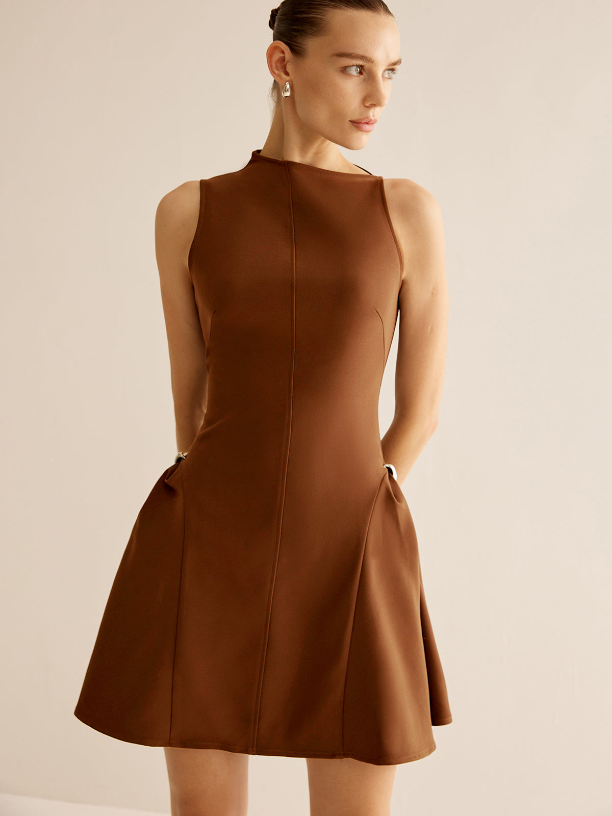 Robe à col asymétrique et froncée