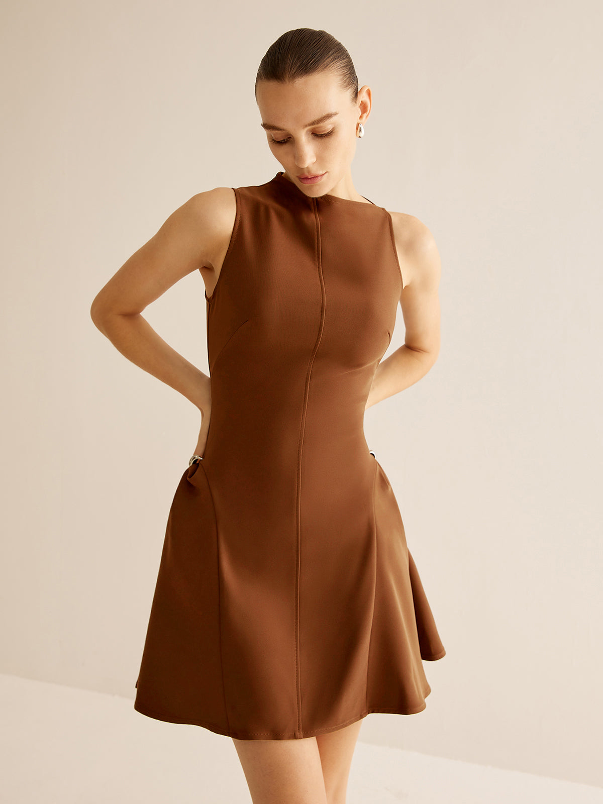 Robe à col asymétrique et froncée