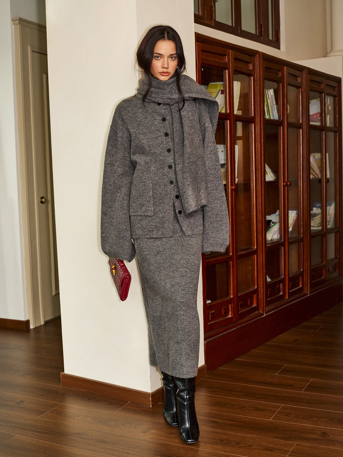 Ensemble jupe et pull boutonné uni avec foulard assorti