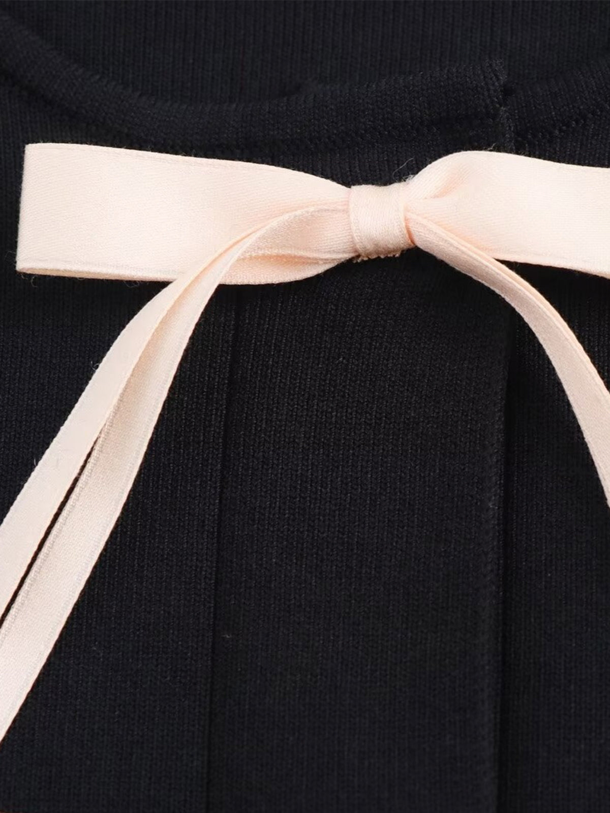 Strickoberteil mit Schleifenverzierung und Taschen