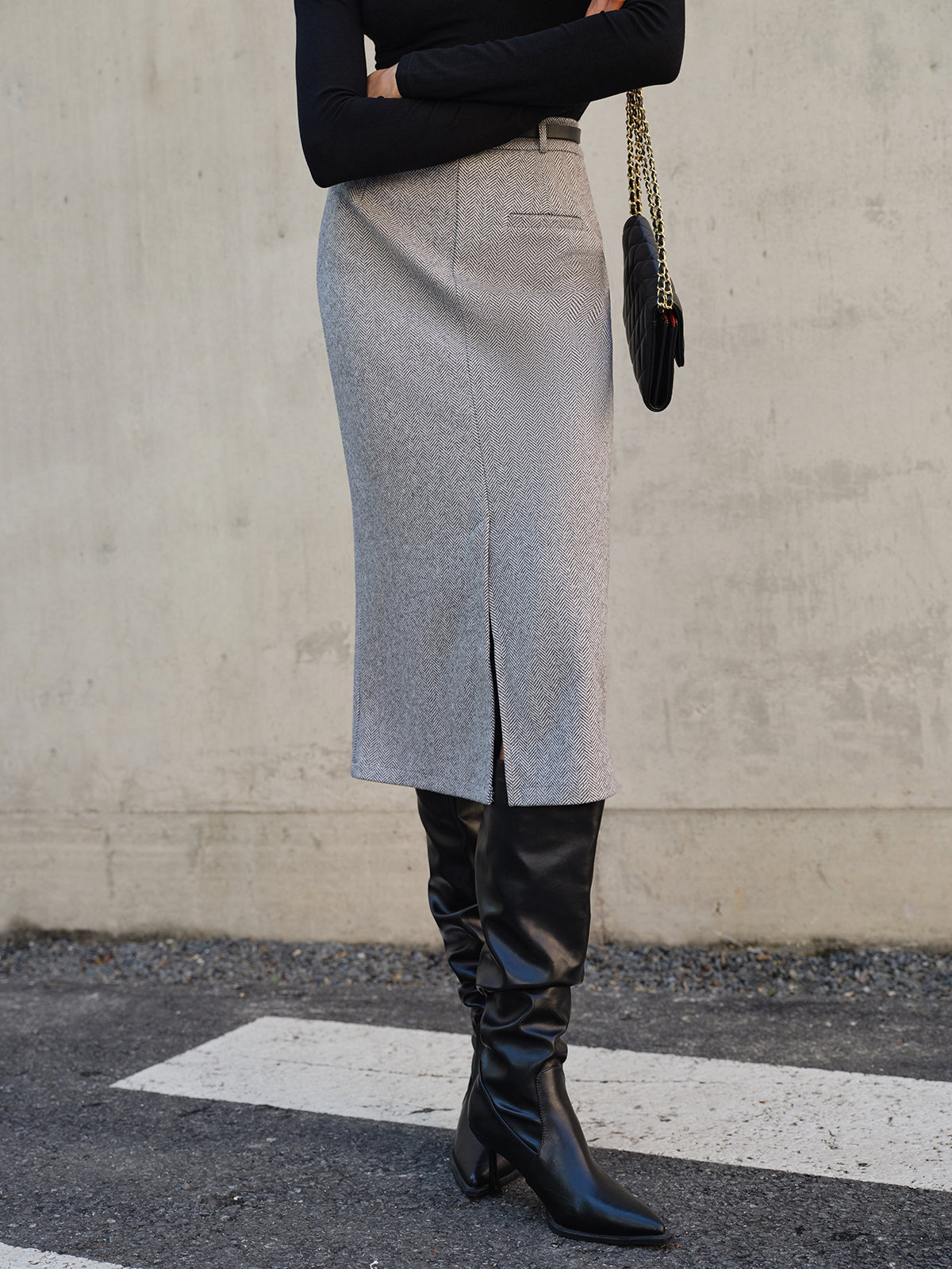 Chevron-Midirock mit Schlitz ohne Gürtel