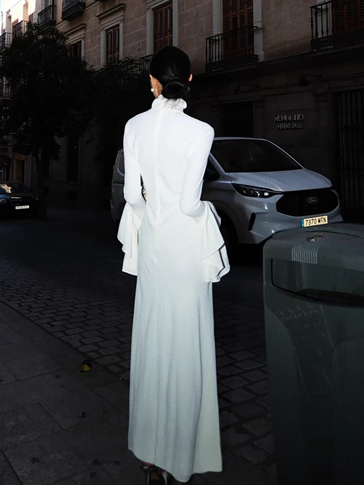 Langes Kleid mit Rollkragen und Rüschenärmeln