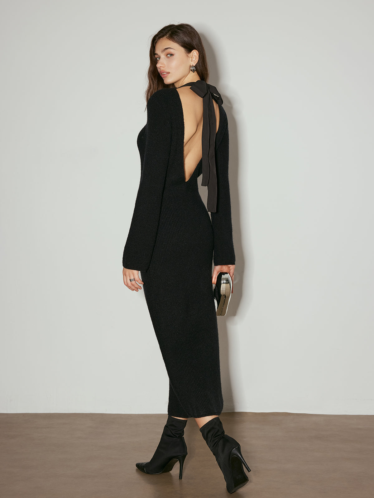 Langes Kleid mit Bindekragen und offenem Rücken