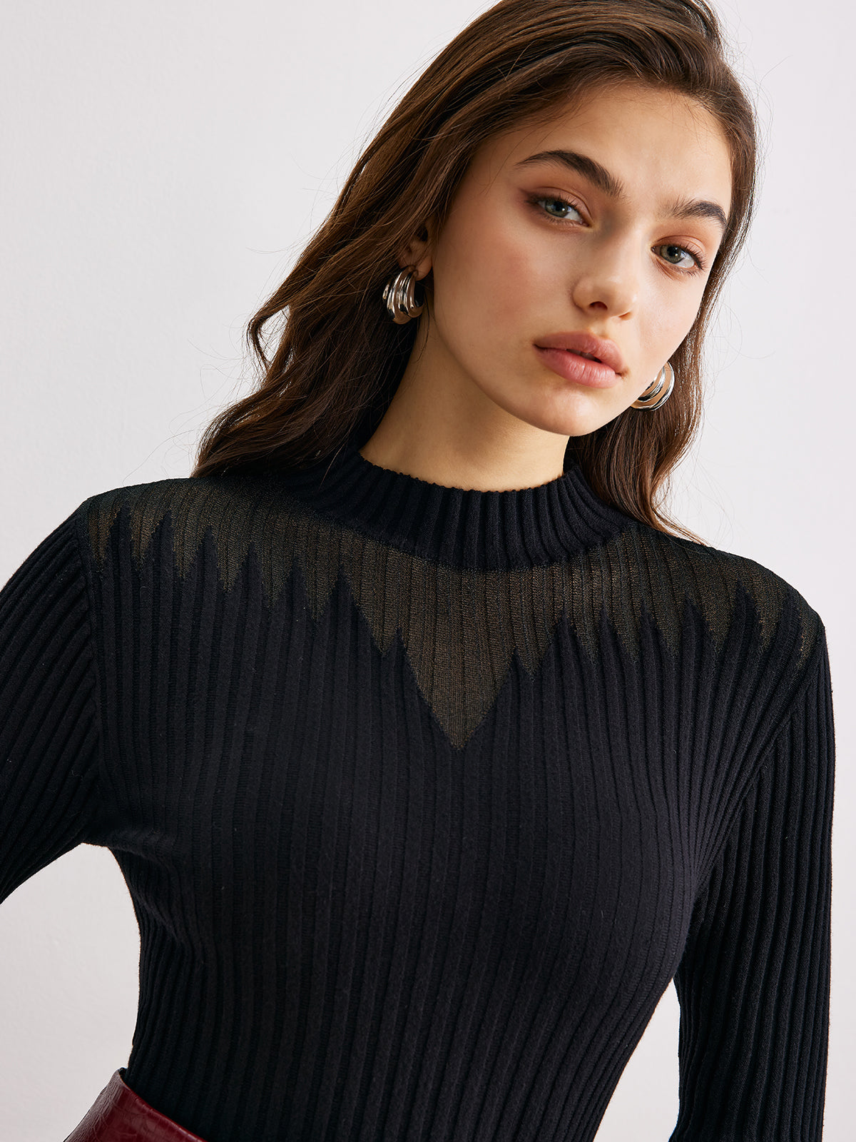 Schmal geschnittener Rippstrickpullover mit transparenten Details