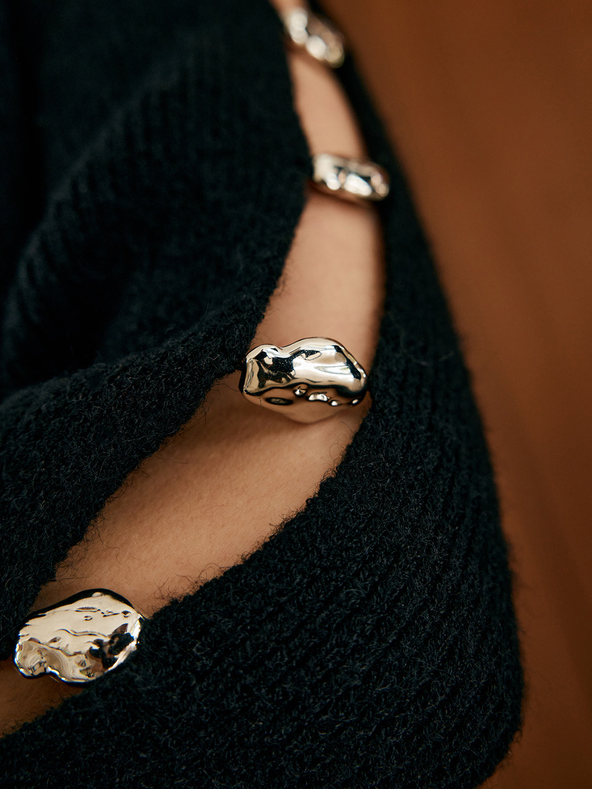 Pull élégant à découpes et détails métalliques