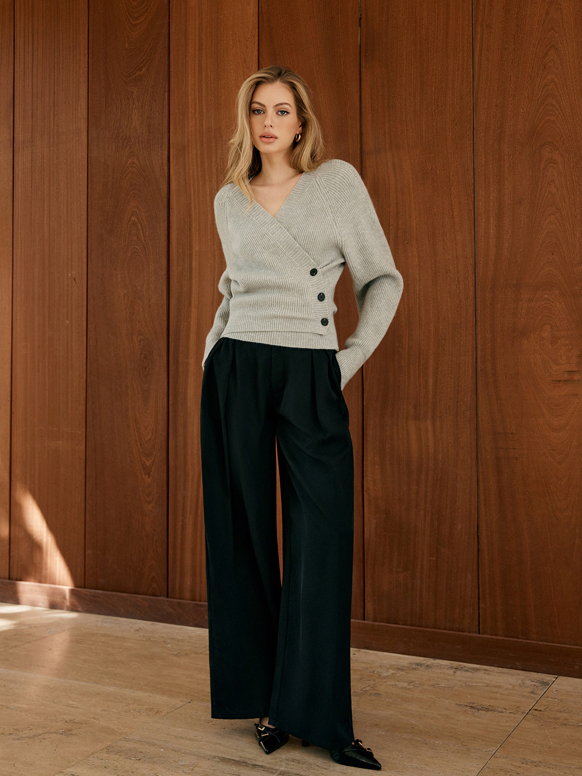 Schmal geschnittener Pullover mit Knopfleiste