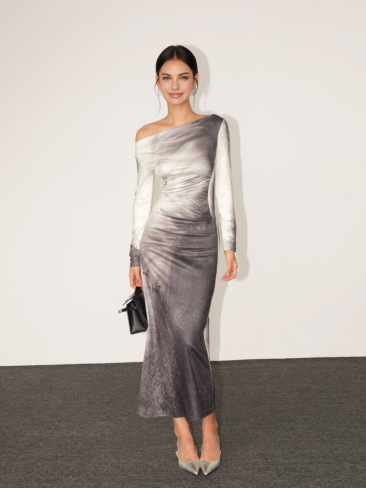 Schmale, schmal geschnittene Robe mit geradem Ausschnitt und Farbverlauf