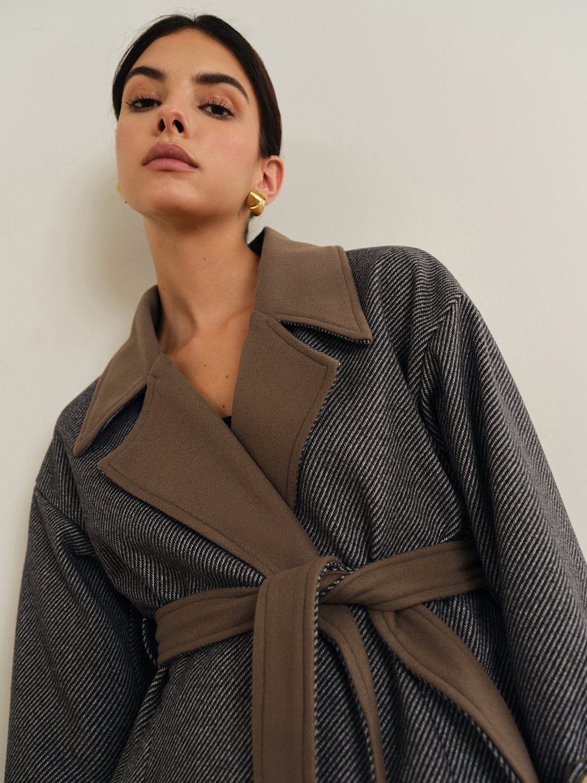 Manteau en laine oversize à col contrastant et ceinture