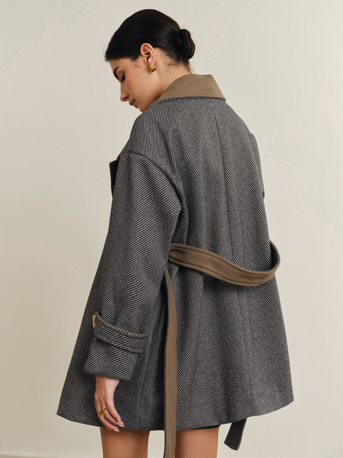 Manteau en laine oversize à col contrastant et ceinture