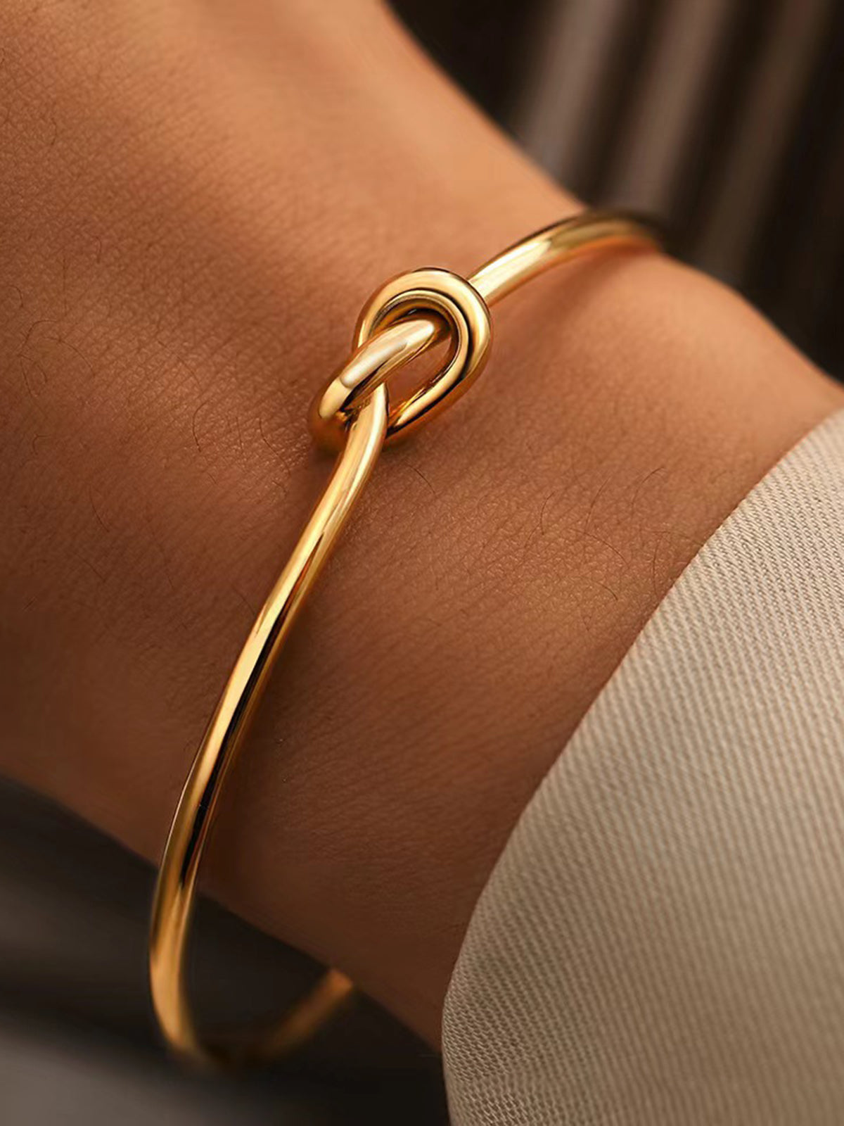 Bracelet ouvert noué