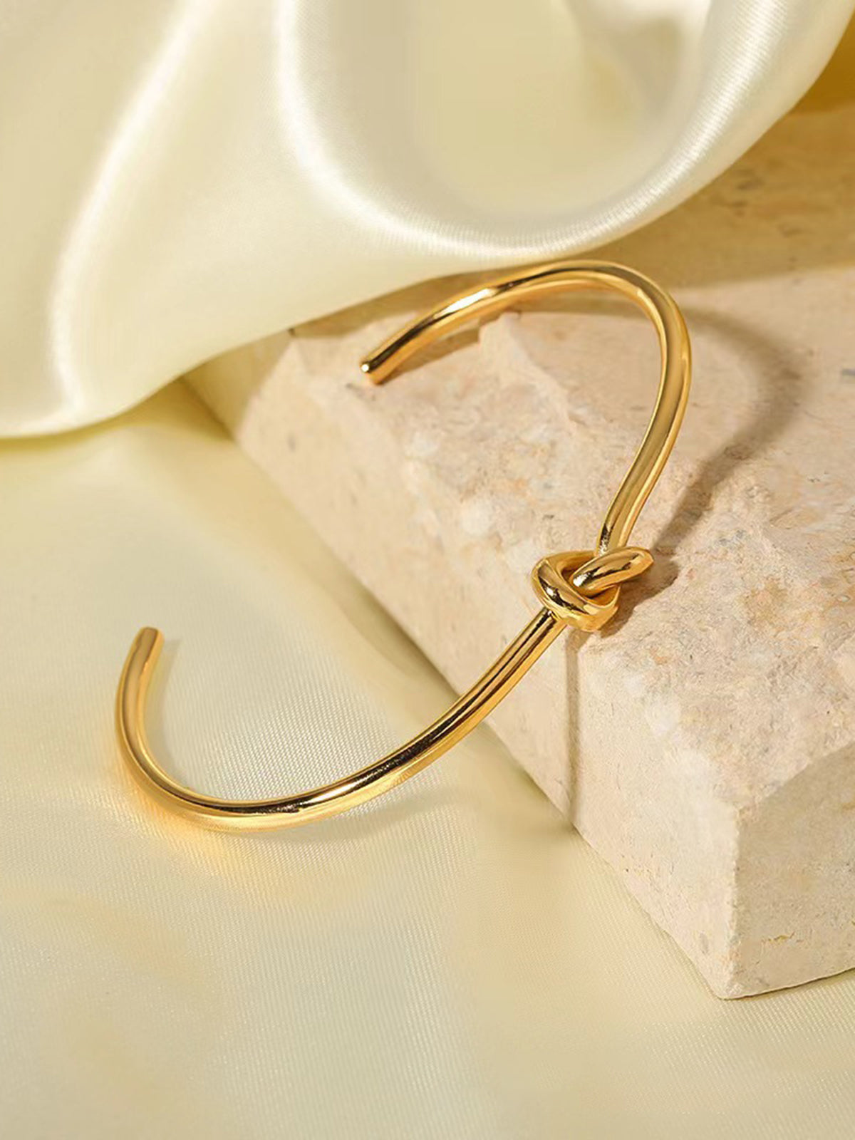 Bracelet ouvert noué