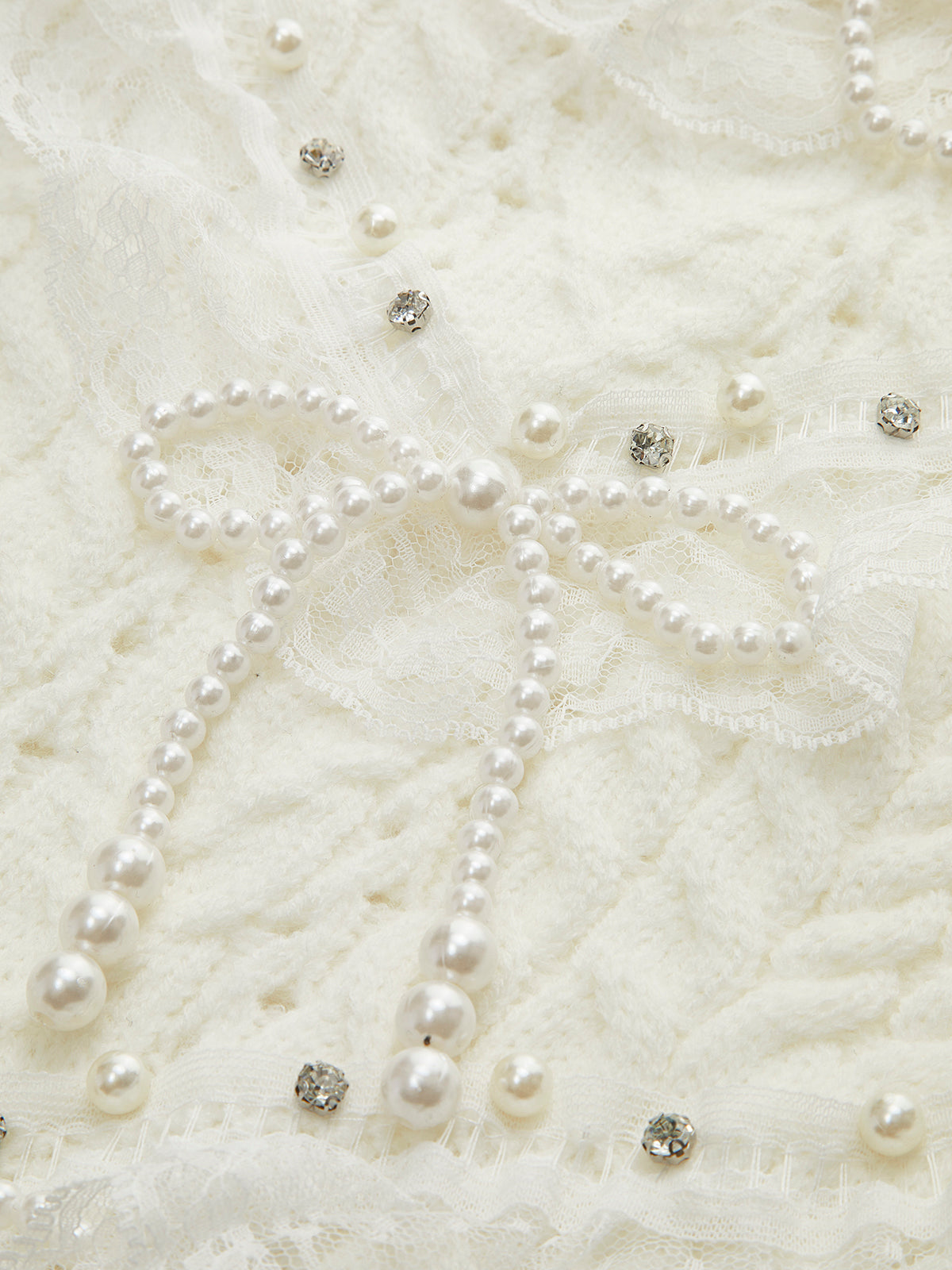 Romantischer Pullover mit Spitzenbesatz und Perlen